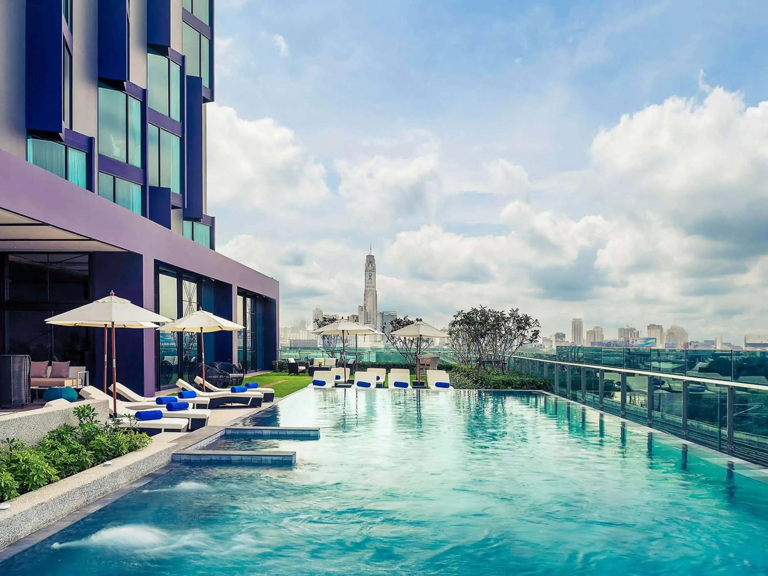 Property building, Swimming Pool in Mercure Bangkok Makkasan
