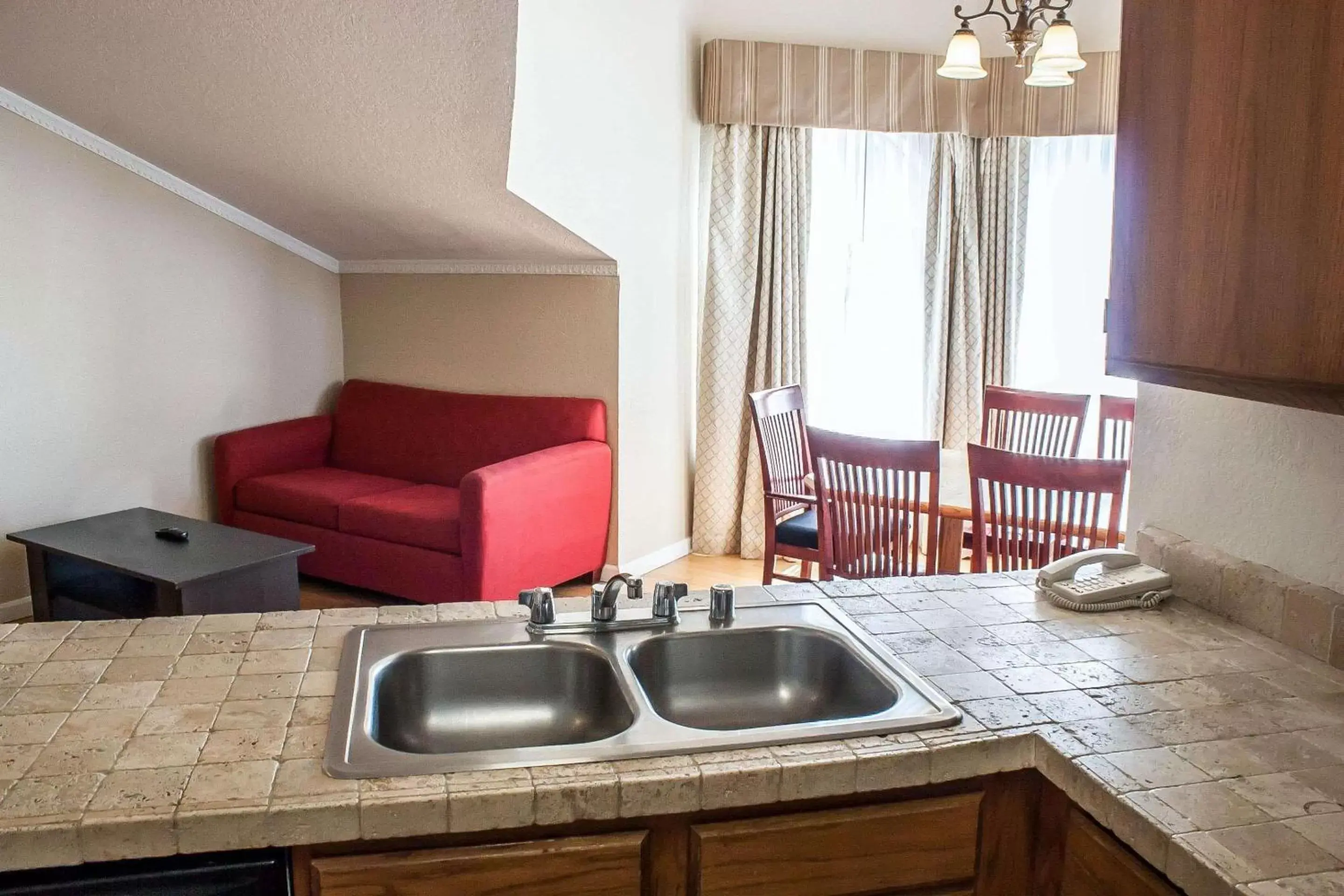 Photo of the whole room, Kitchen/Kitchenette in Quality Inn & Suites Fife Seattle