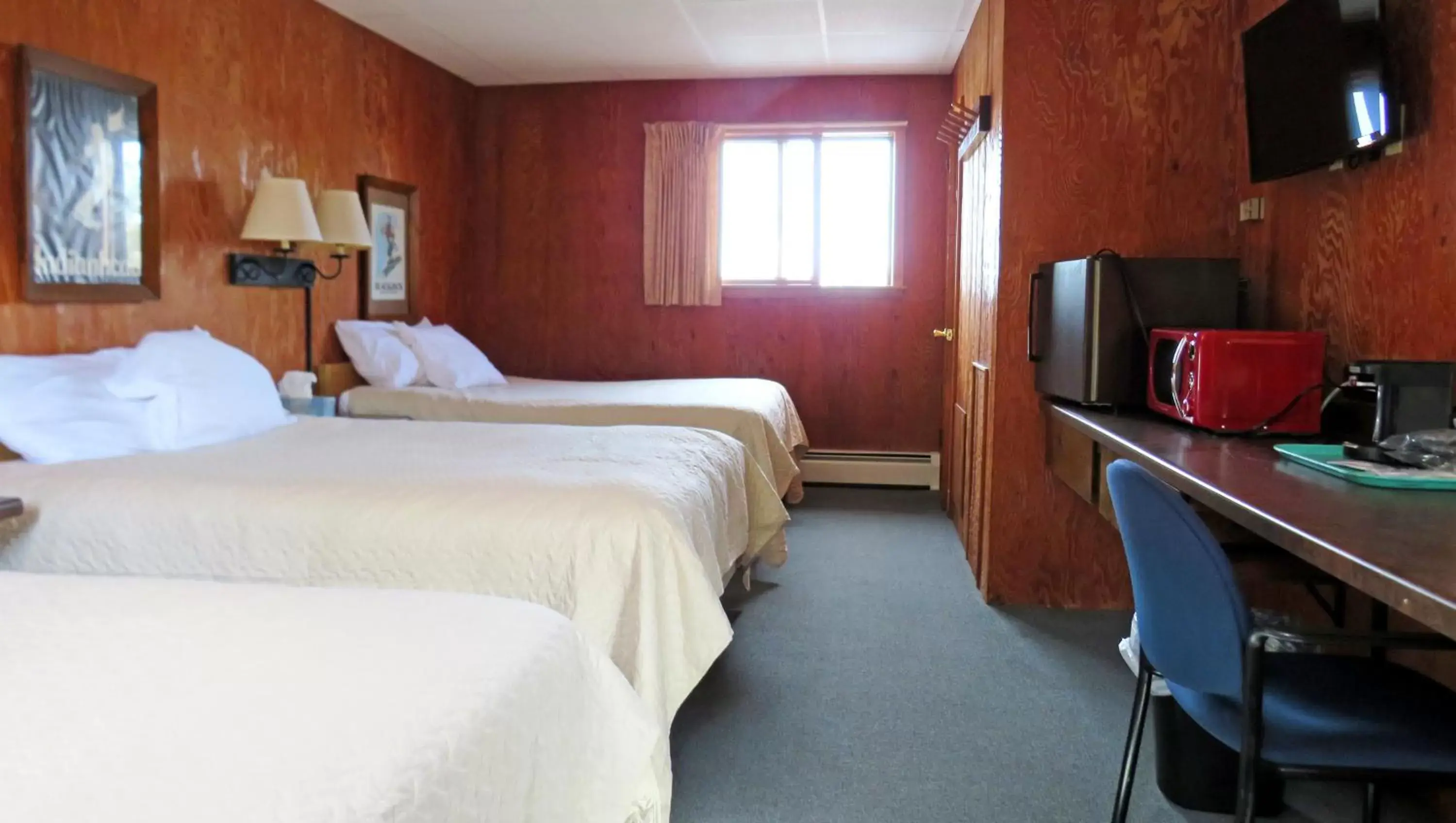 Photo of the whole room, Bed in Indianhead Ironwood Hotel