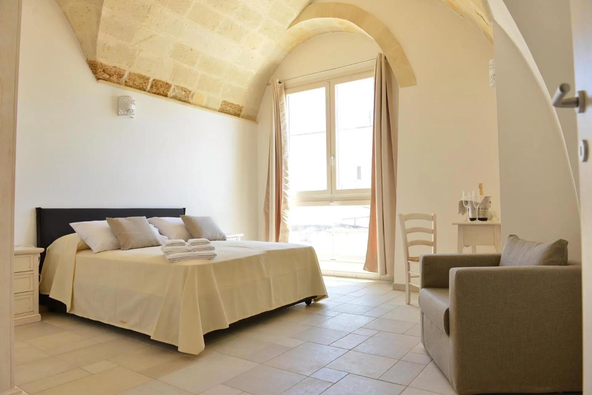 Photo of the whole room, Bed in Tobacco Suite