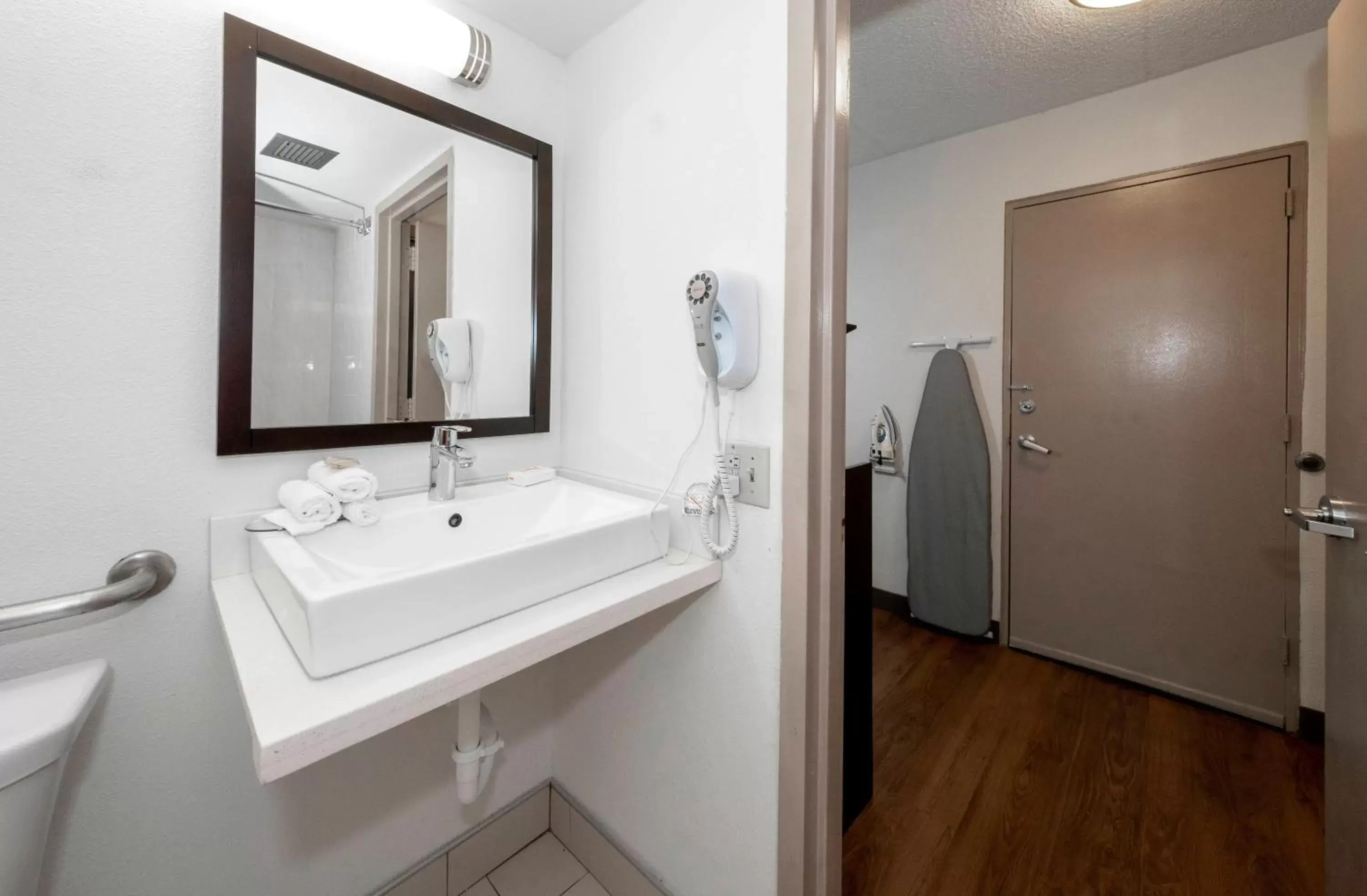 Bathroom in Red Roof Inn PLUS Newark Liberty Airport - Carteret