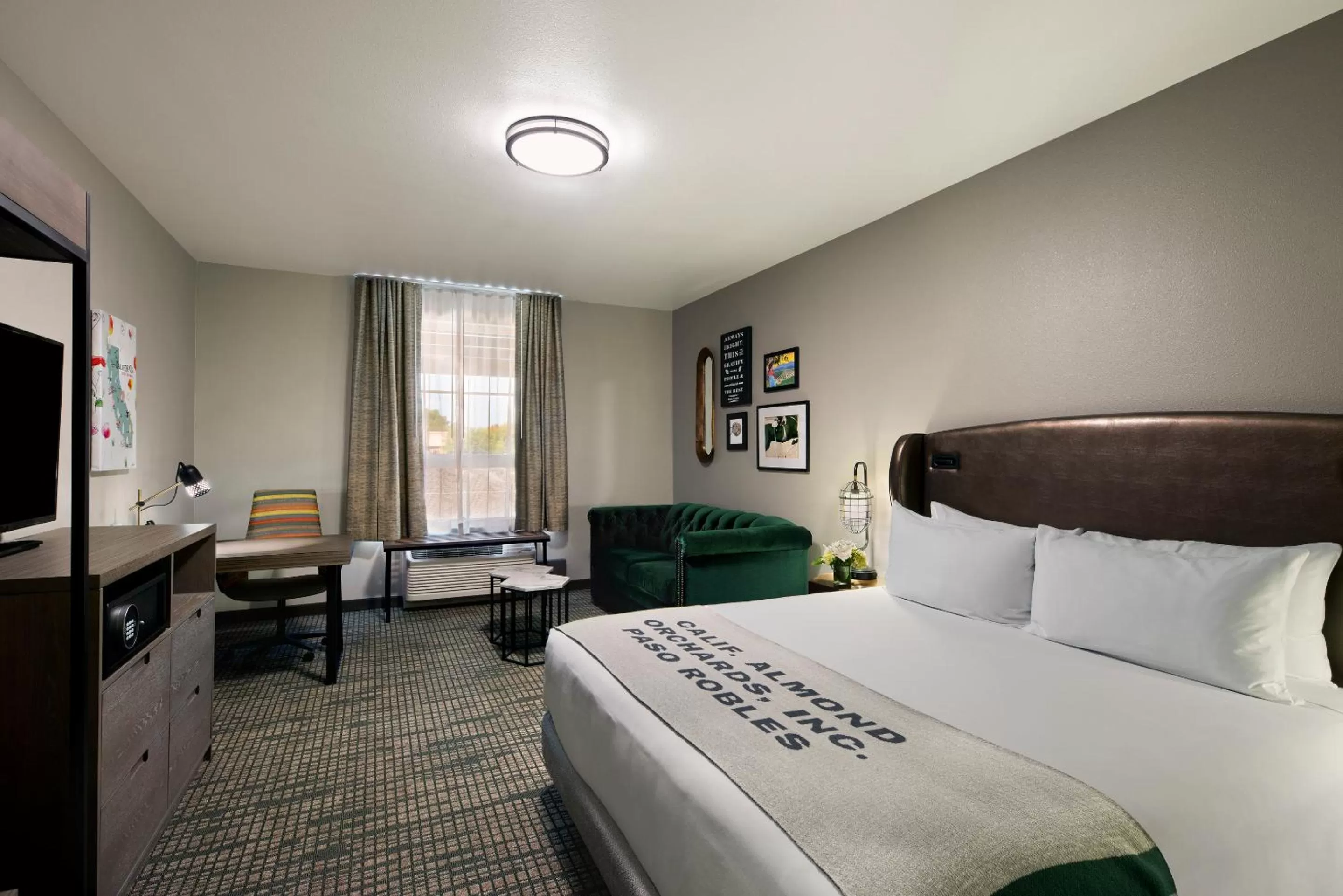 TV and multimedia, Bed in Oxford Suites Paso Robles