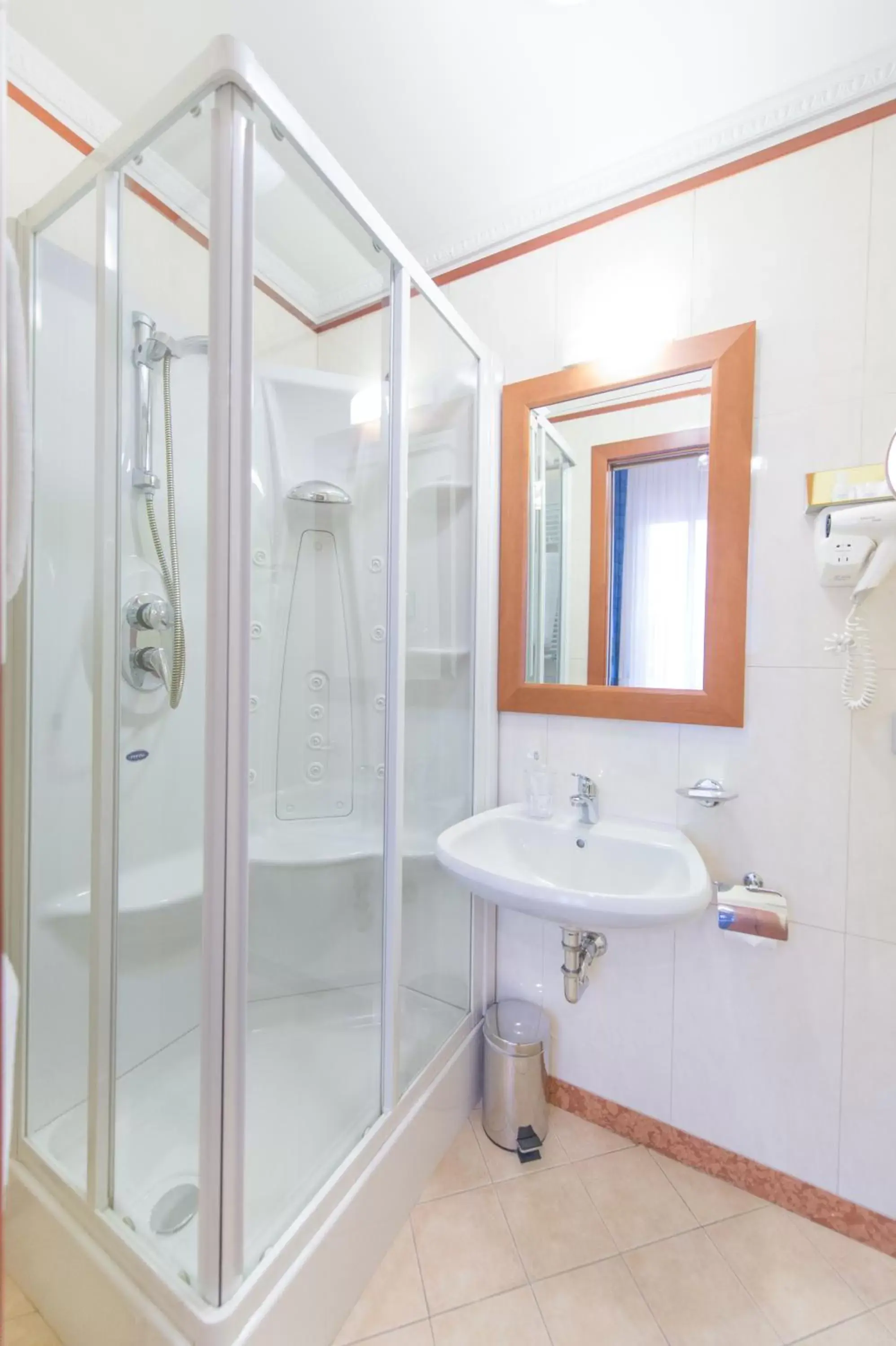 Shower, Bathroom in Diana Park Hotel