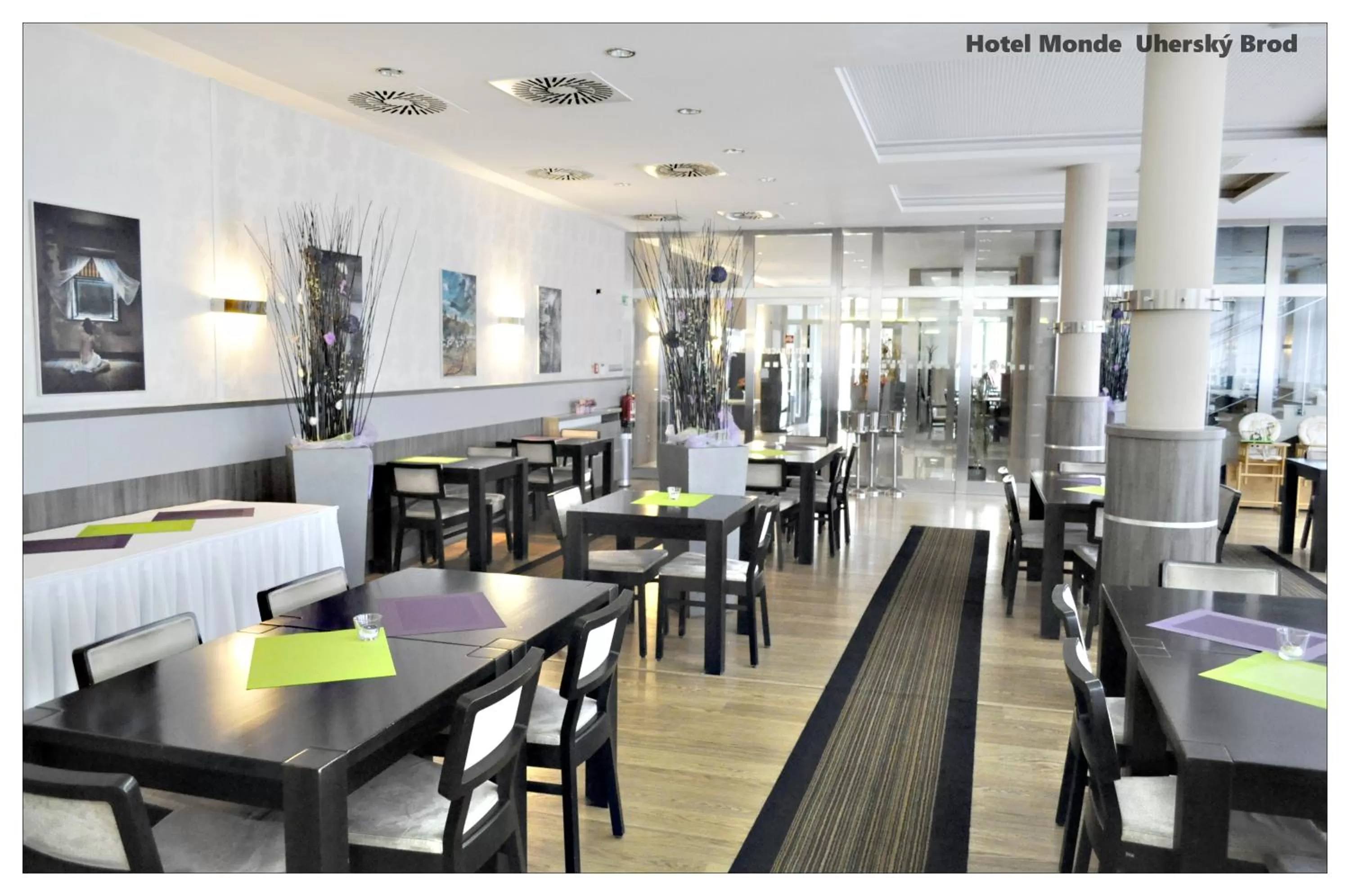 Restaurant/places to eat in Hotel Monde