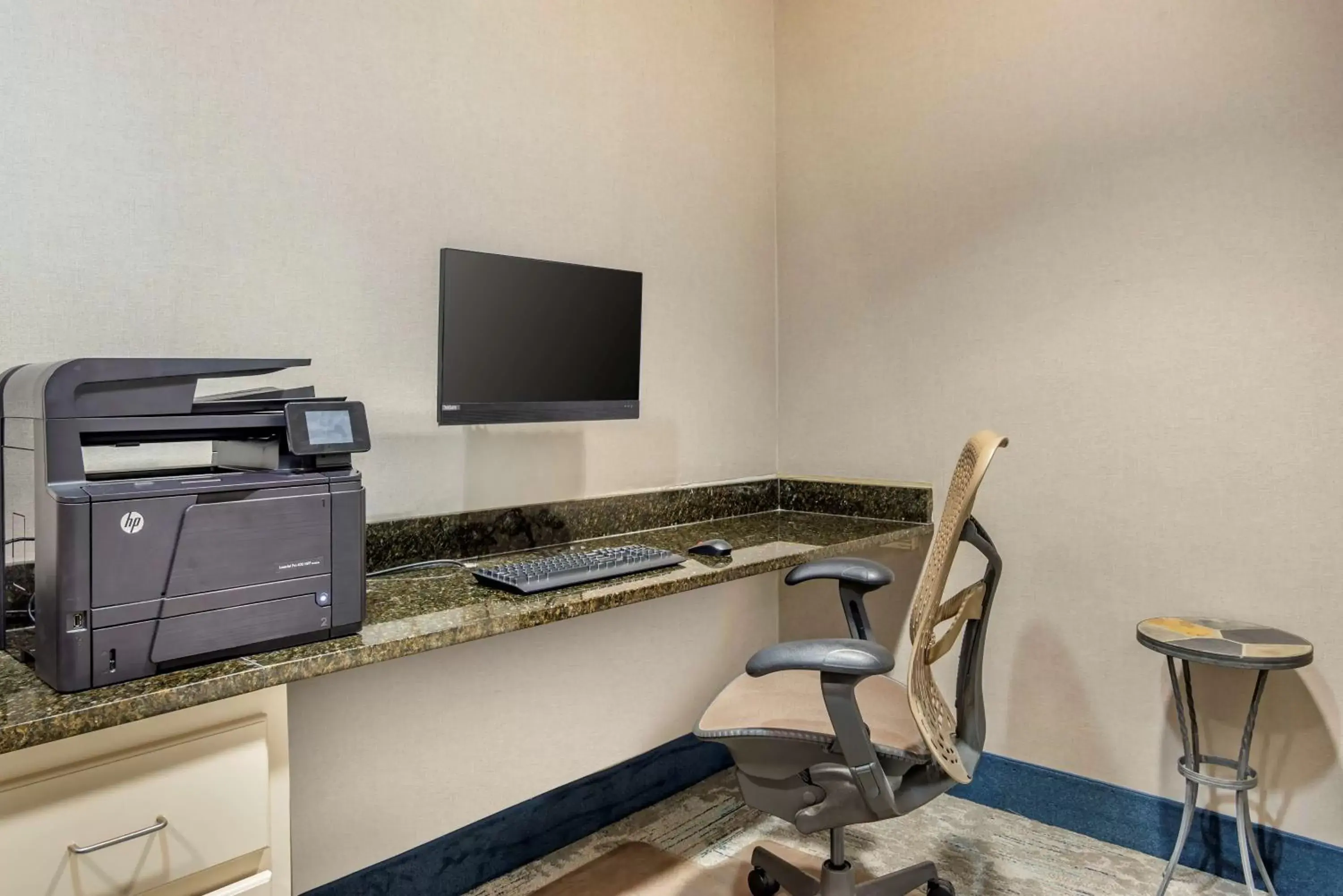 Business facilities, TV/Entertainment Center in Hilton Garden Inn Atlanta Northeast/Gwinnett Sugarloaf