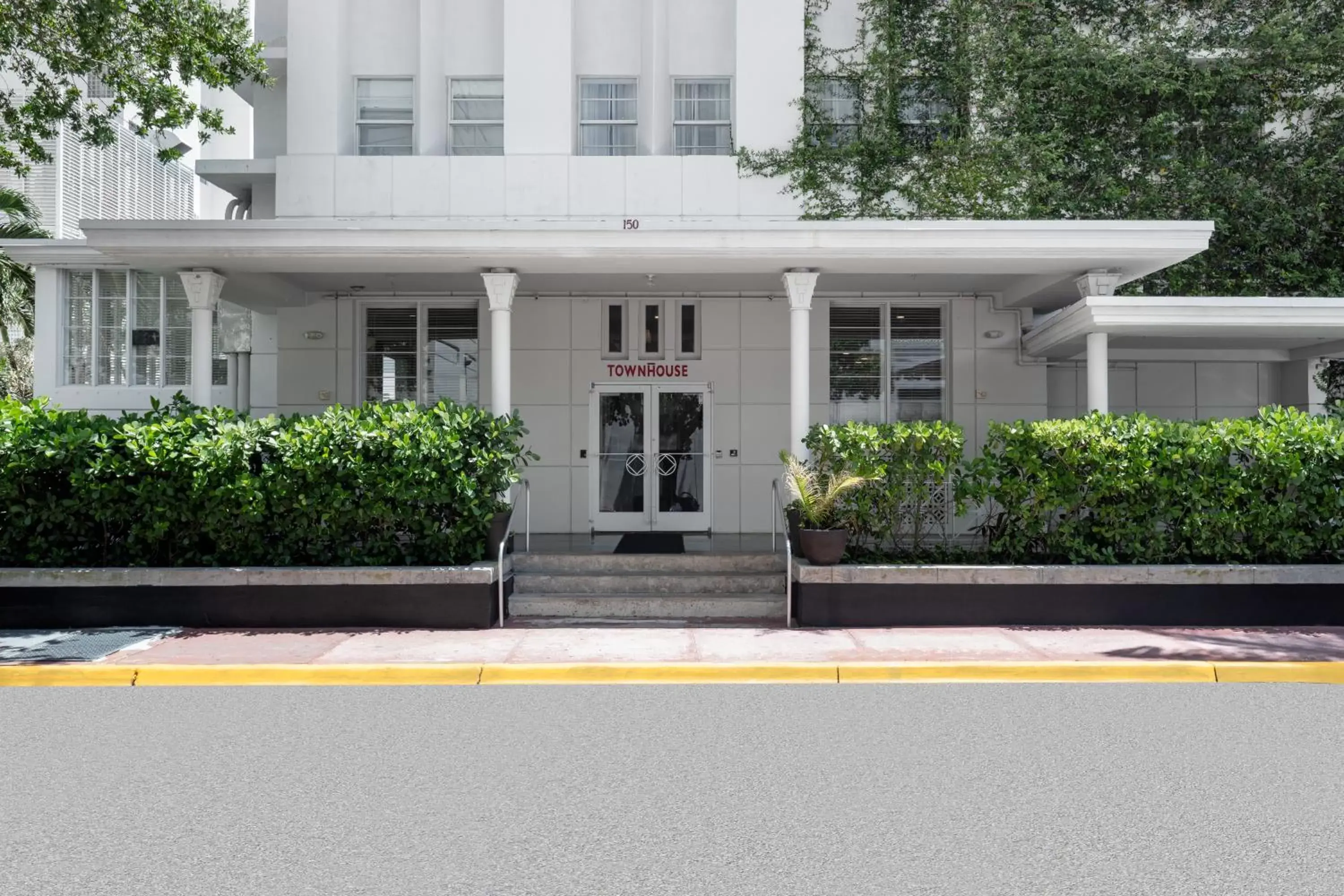 Facade/entrance, Property Building in Townhouse by Luxurban Facade/entrance, Property Building in Townhouse by Luxurban