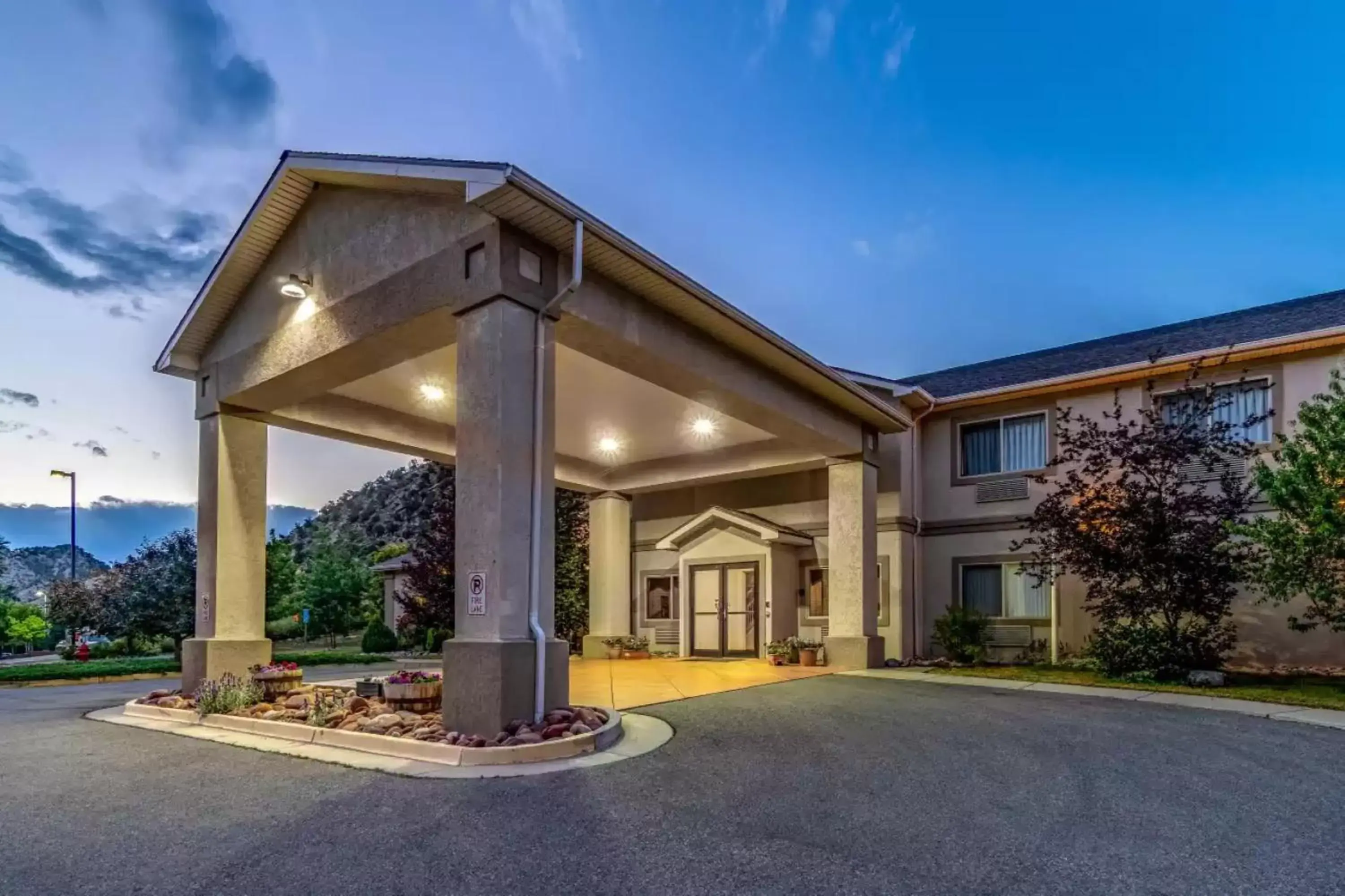 Property building in Wingate by Wyndham New Castle - Glenwood Springs Property building in Wingate by Wyndham New Castle - Glenwood Springs