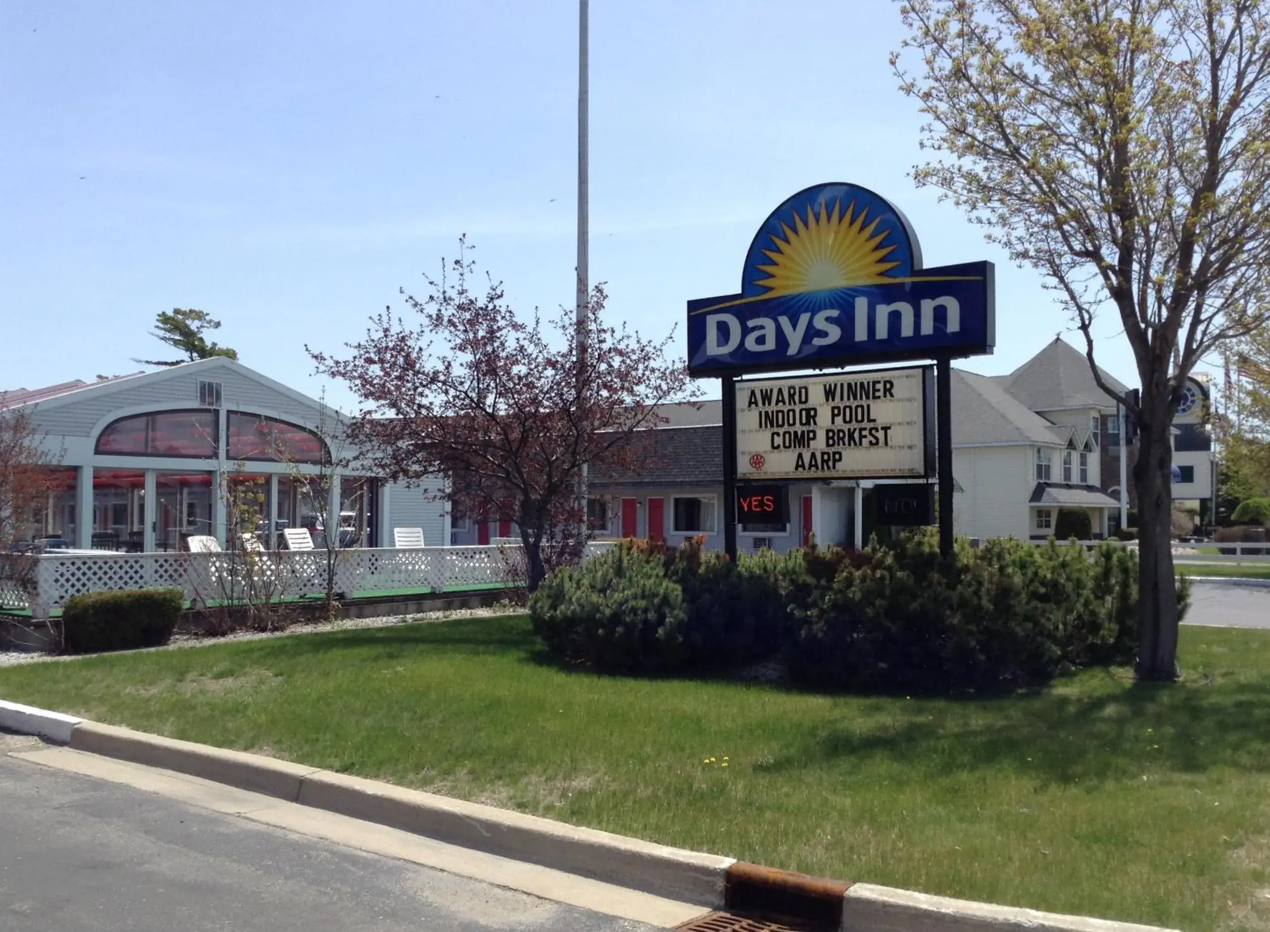 Facade/entrance, Property Building in Days Inn by Wyndham Mackinaw City - Lakeview