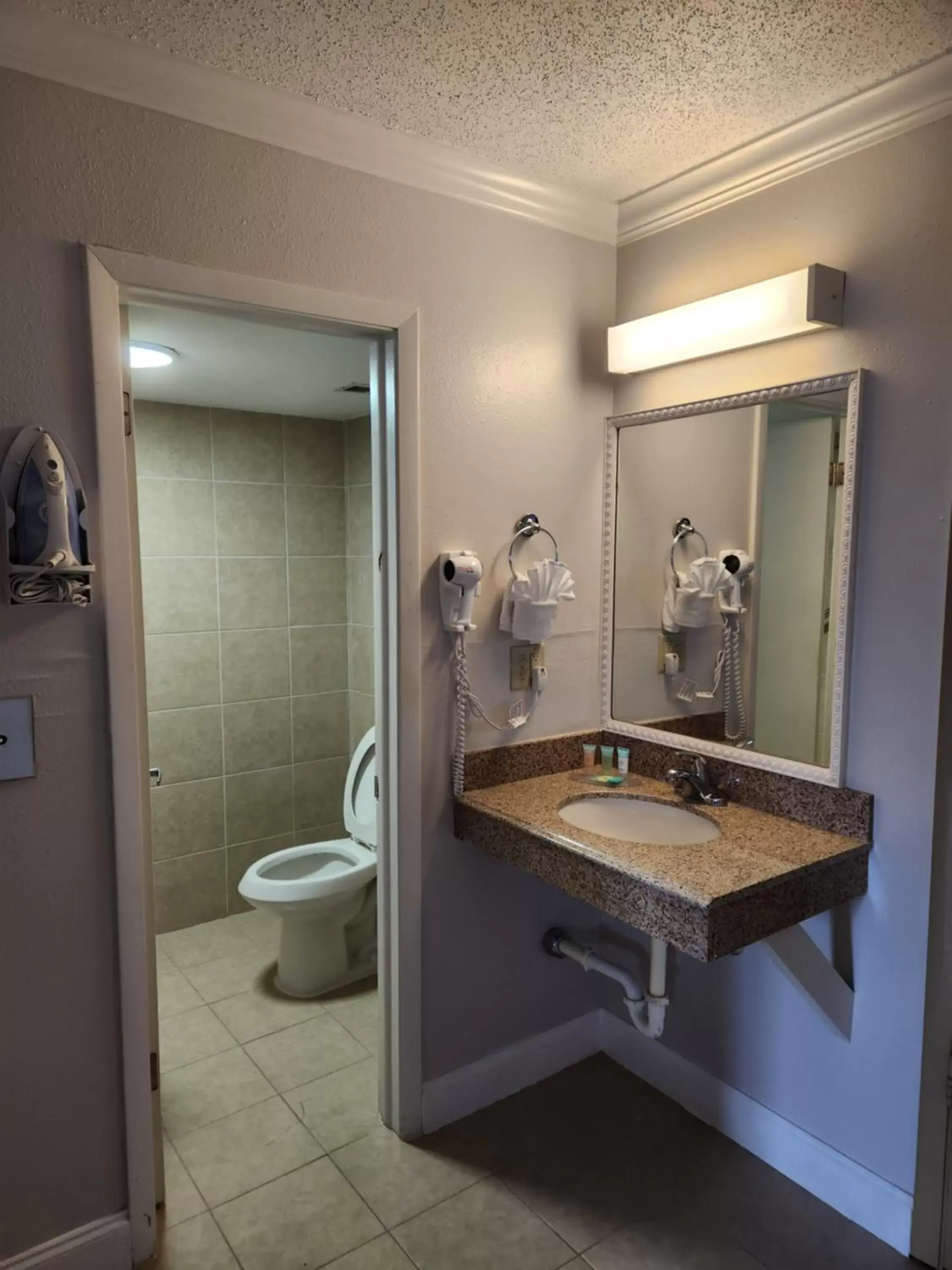 Bathroom in Windsor inn of Jacksonville
