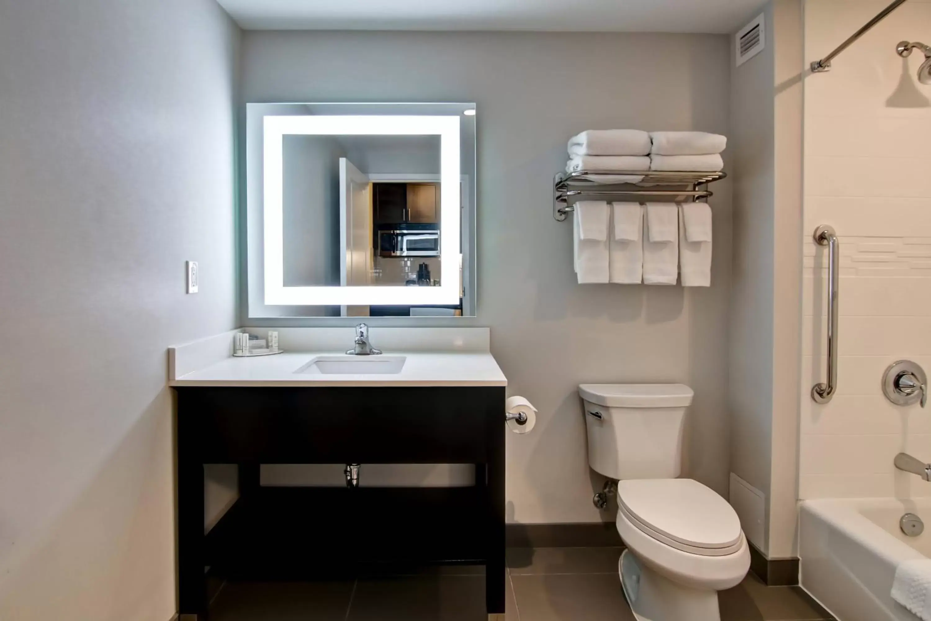 Bathroom in TownePlace Suites by Marriott Kincardine
