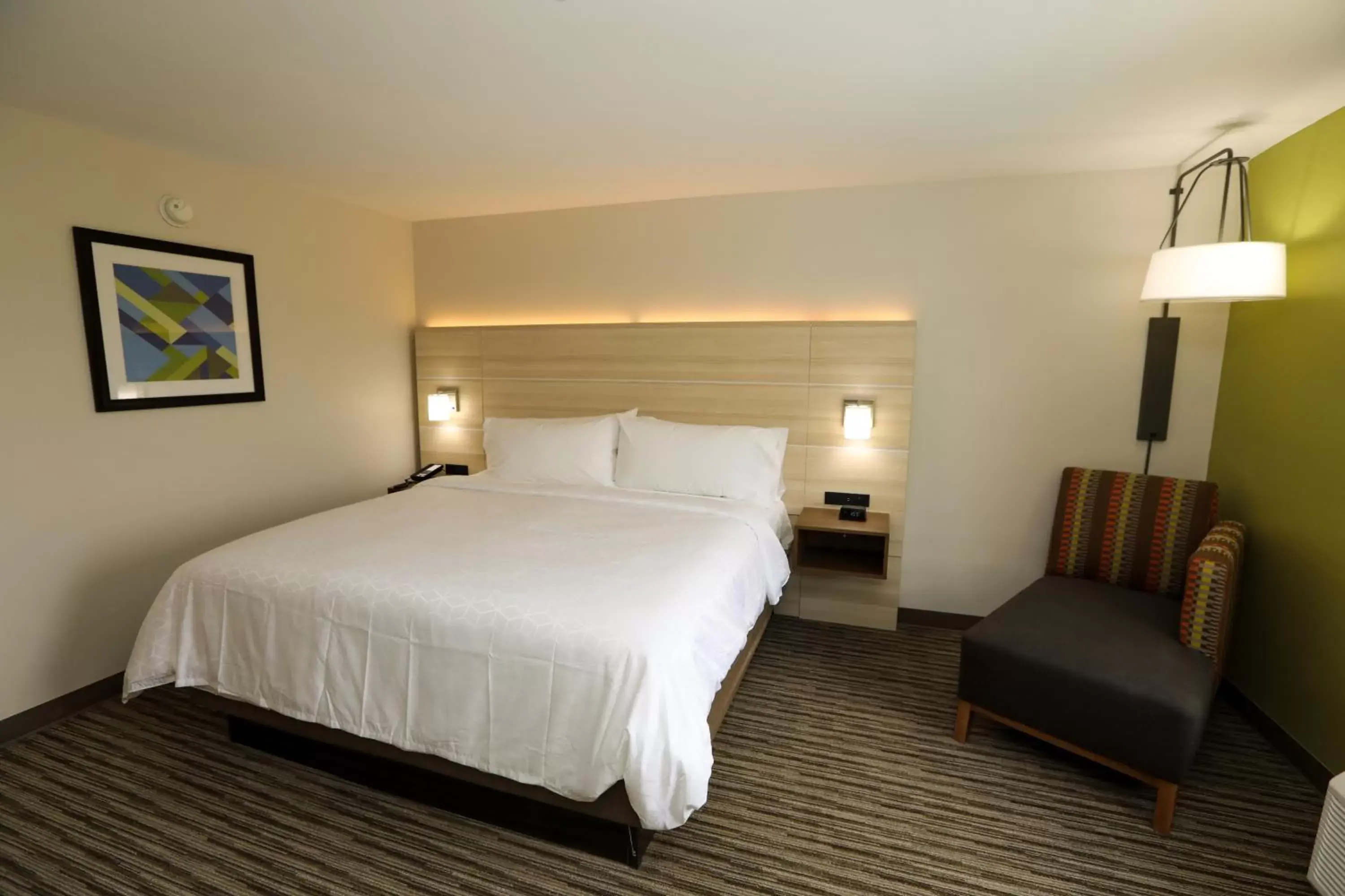 Bedroom, Bed in Holiday Inn Express Hillsboro I-35, an IHG Hotel