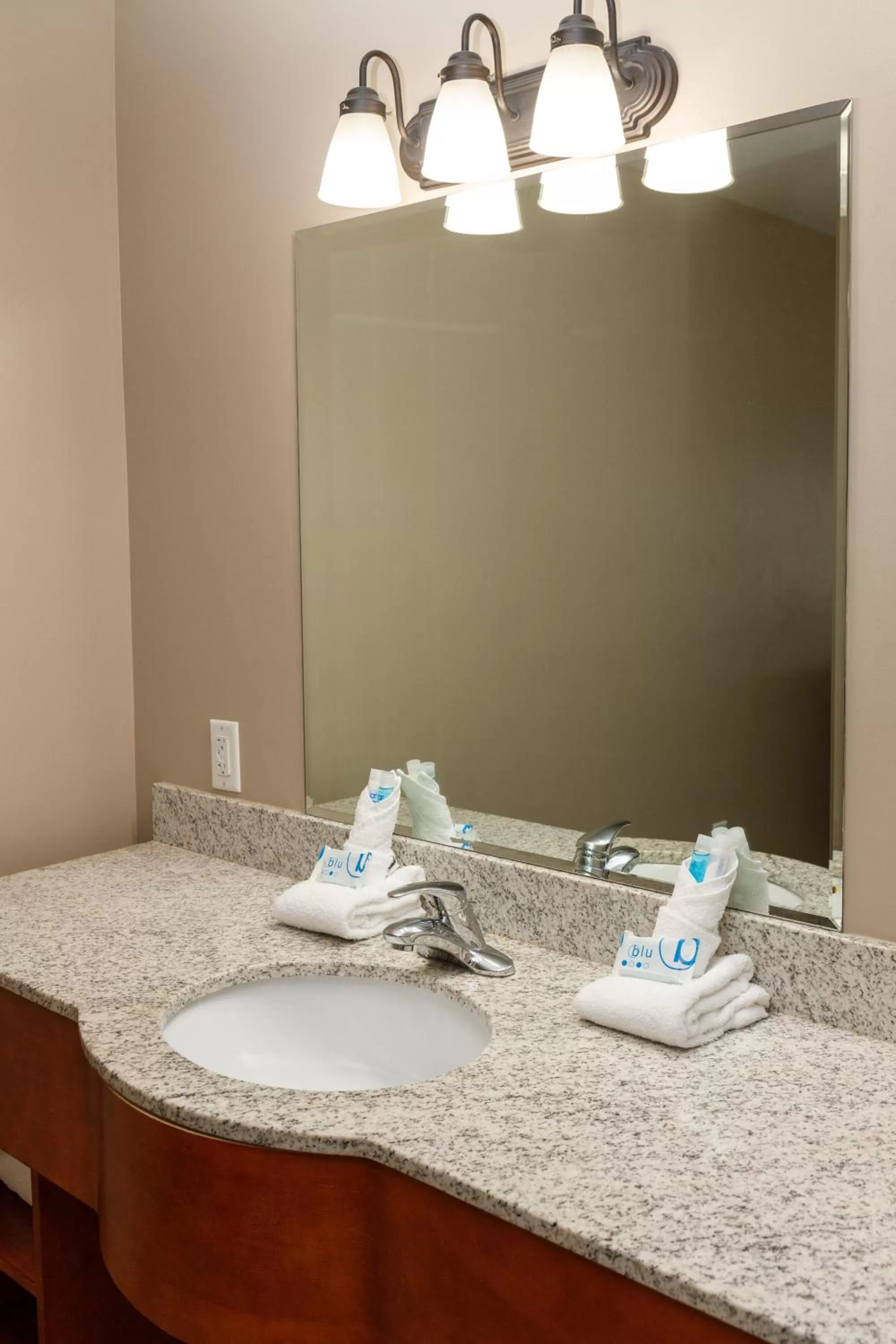 Bathroom, Bed in Admiral's Inn Resort