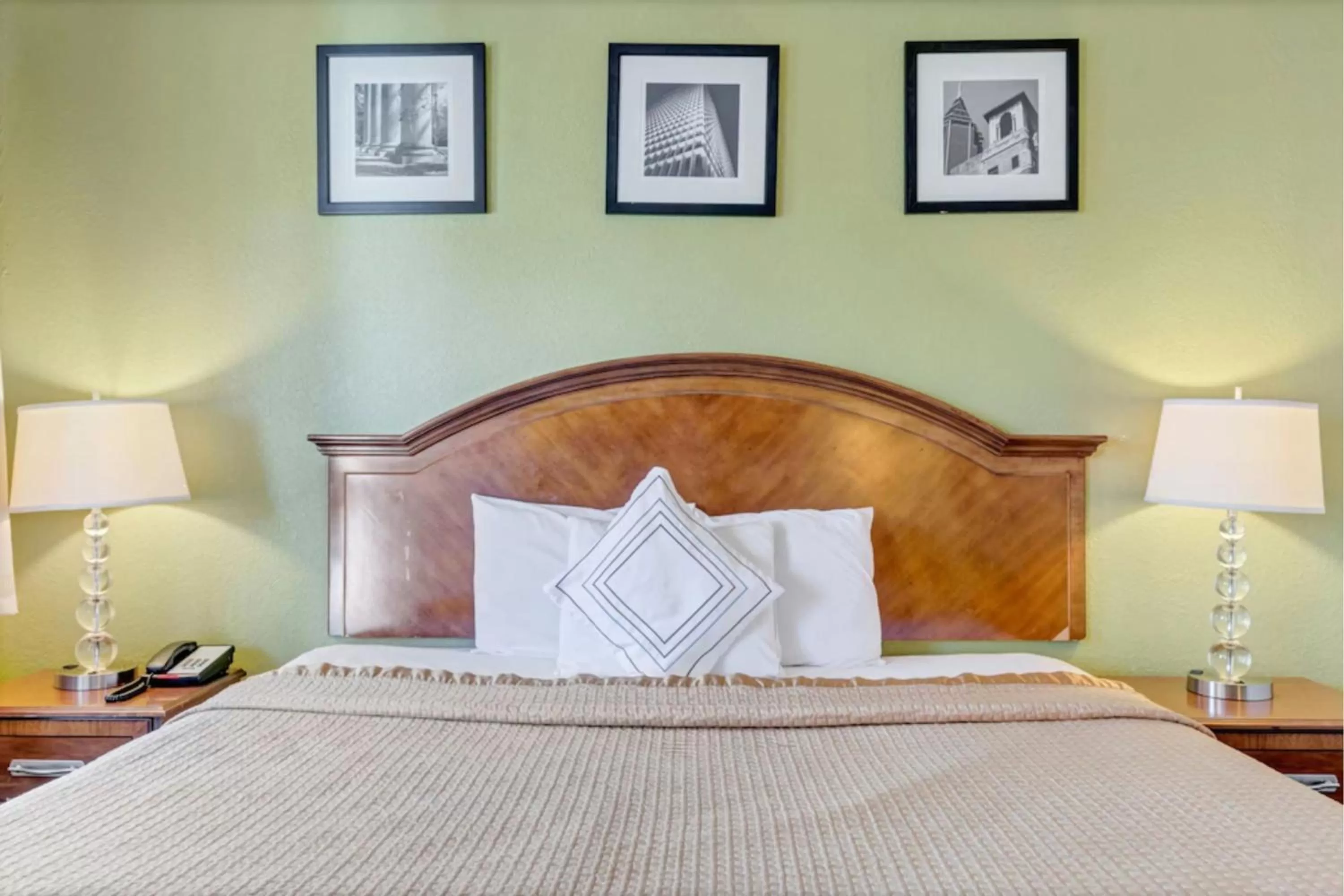 Bed in Savannah Garden Hotel