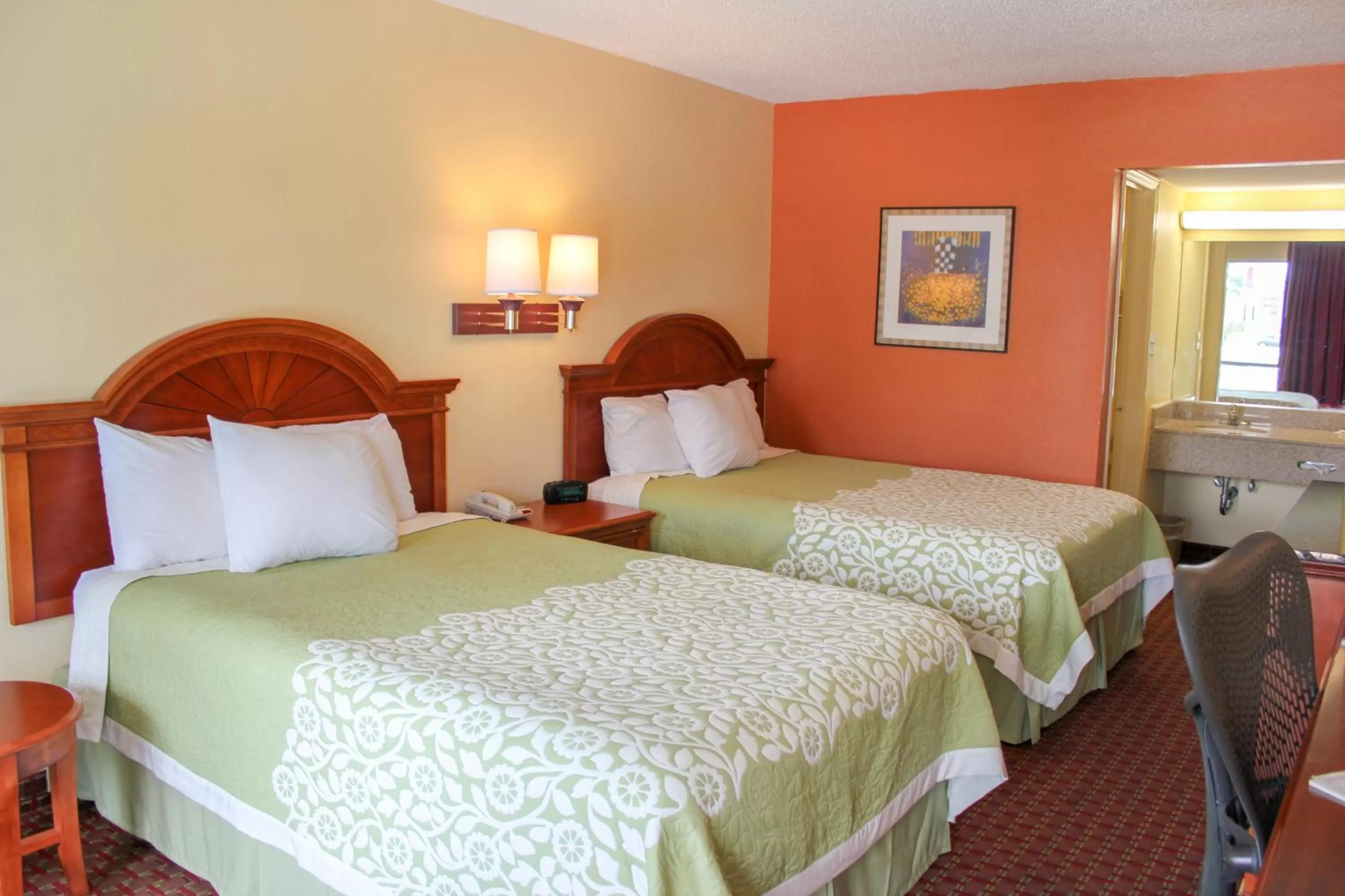 On site, Bed in Rose Garden Inn & Suites Thomasville