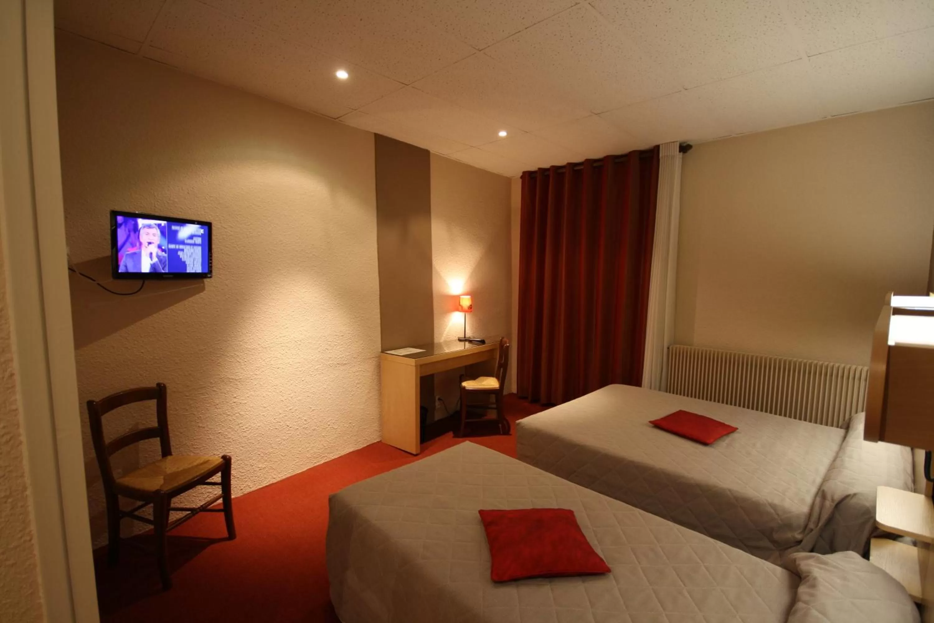 Photo of the whole room, Bed in Logis Hotel L'ange Couronne