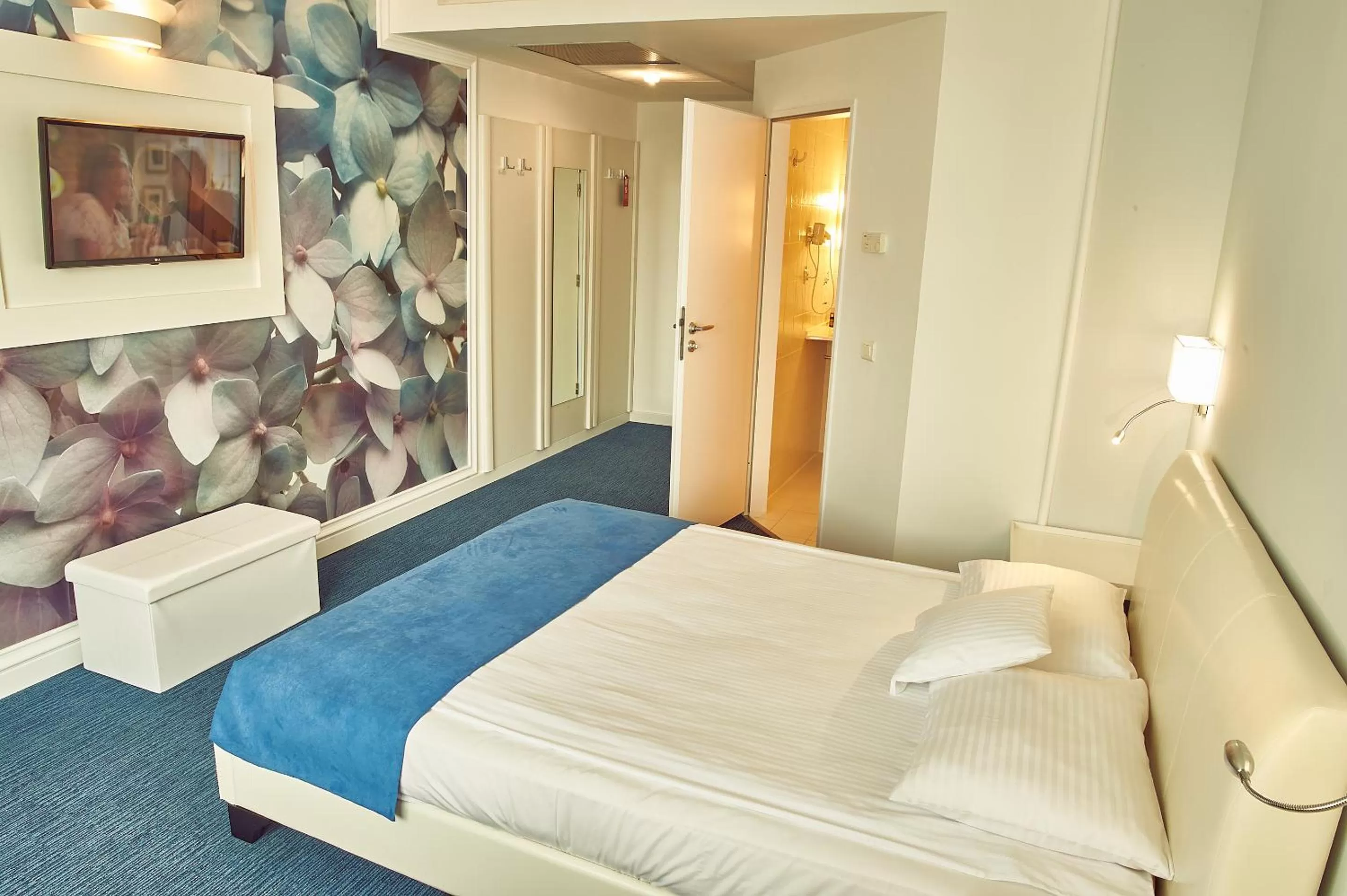 Photo of the whole room, Bed in Continental Forum Bucuresti Palatul Parlamentului