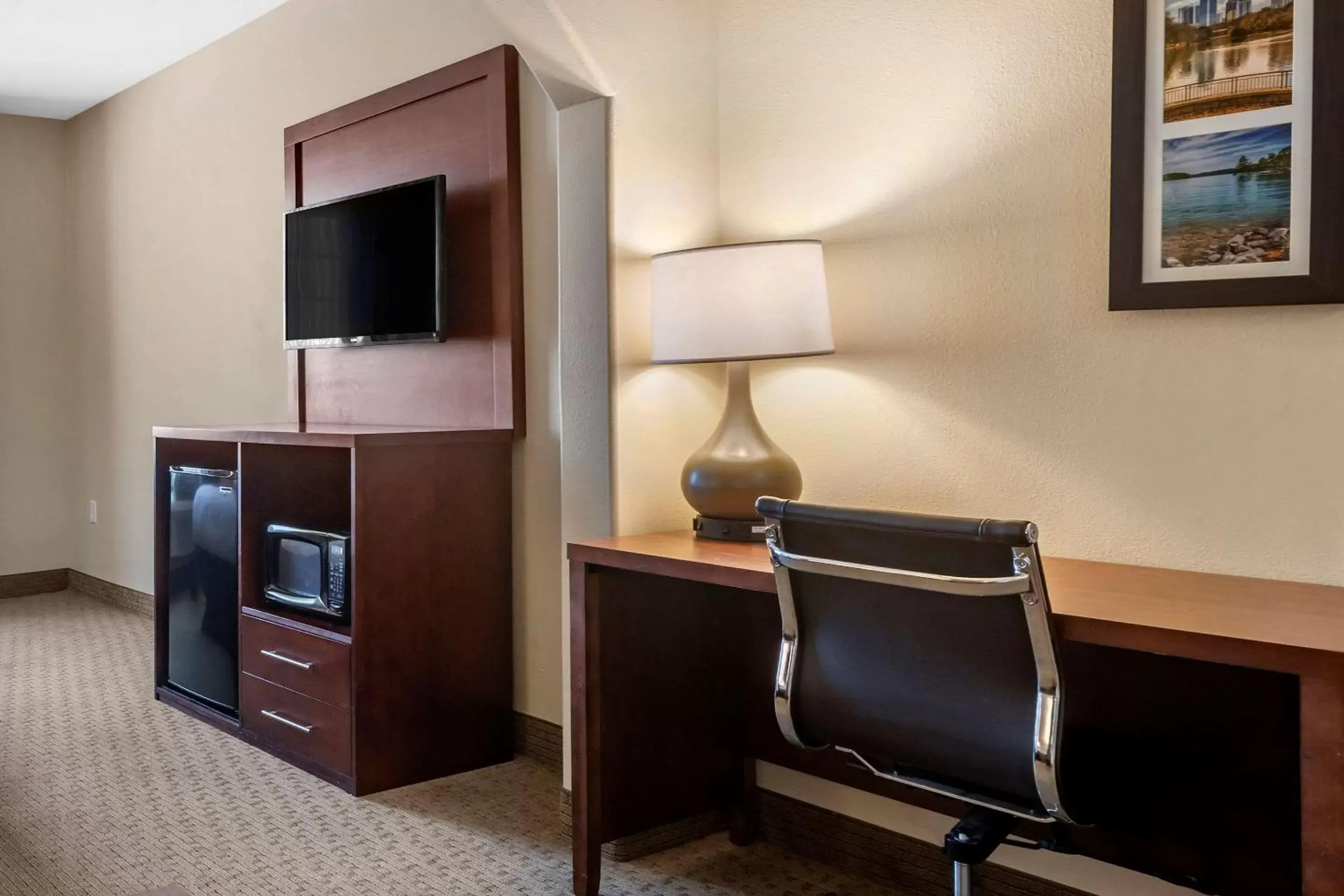 Photo of the whole room, TV/Entertainment Center in Comfort Inn & Suites Villa Rica