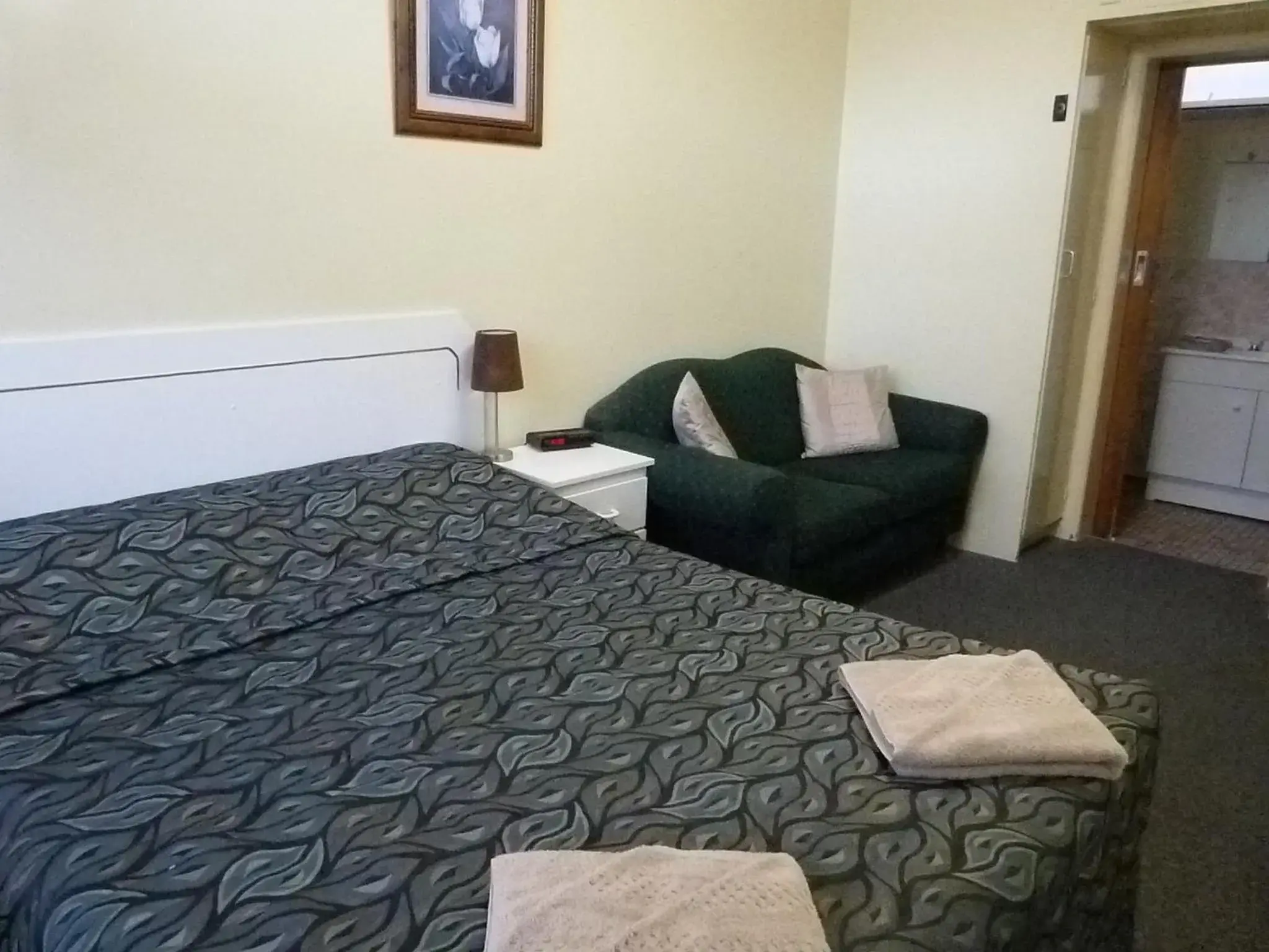 Bedroom, Bed in Grand Central Motel