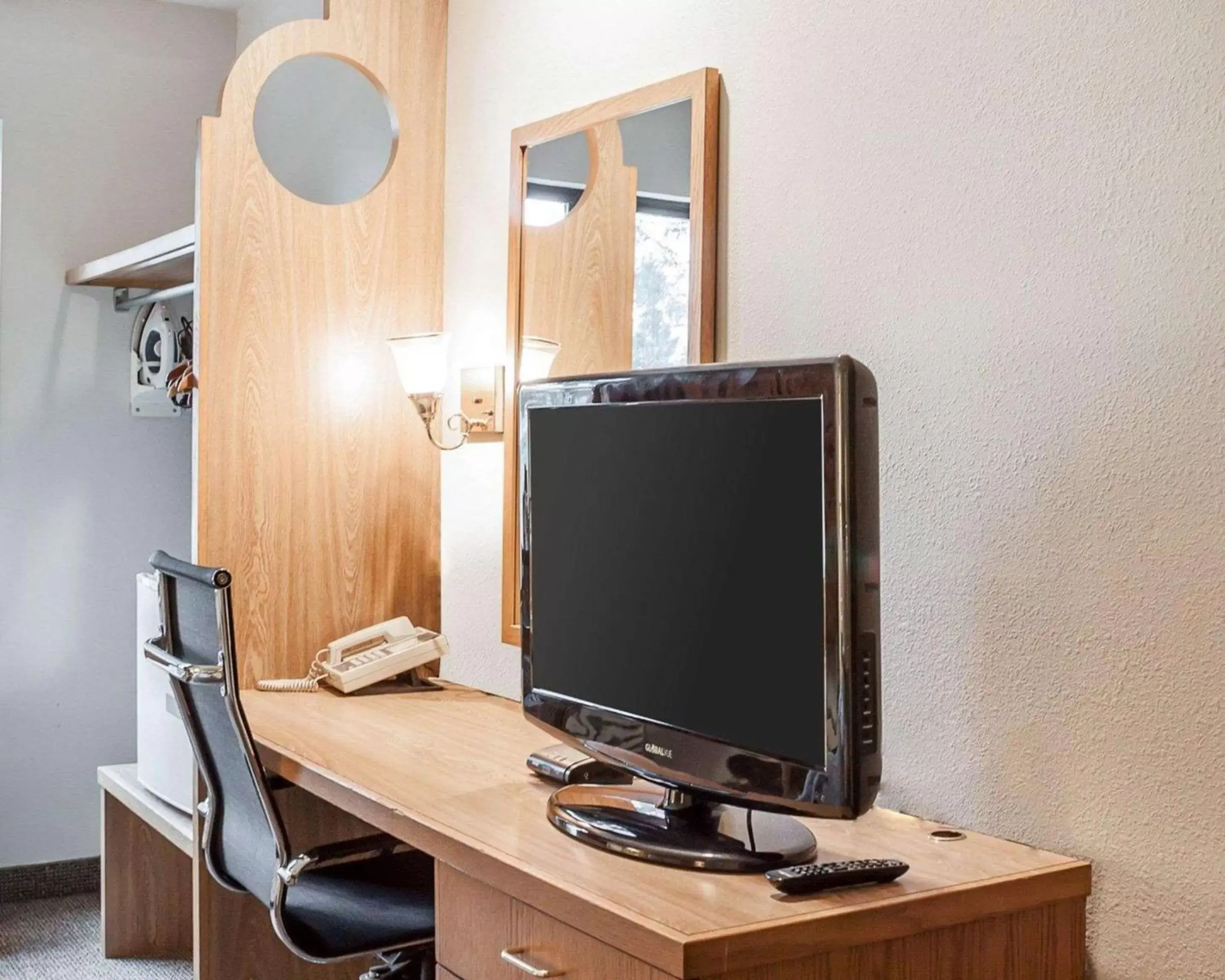 Photo of the whole room, TV/Entertainment Center in Rodeway Inn Airport Boise