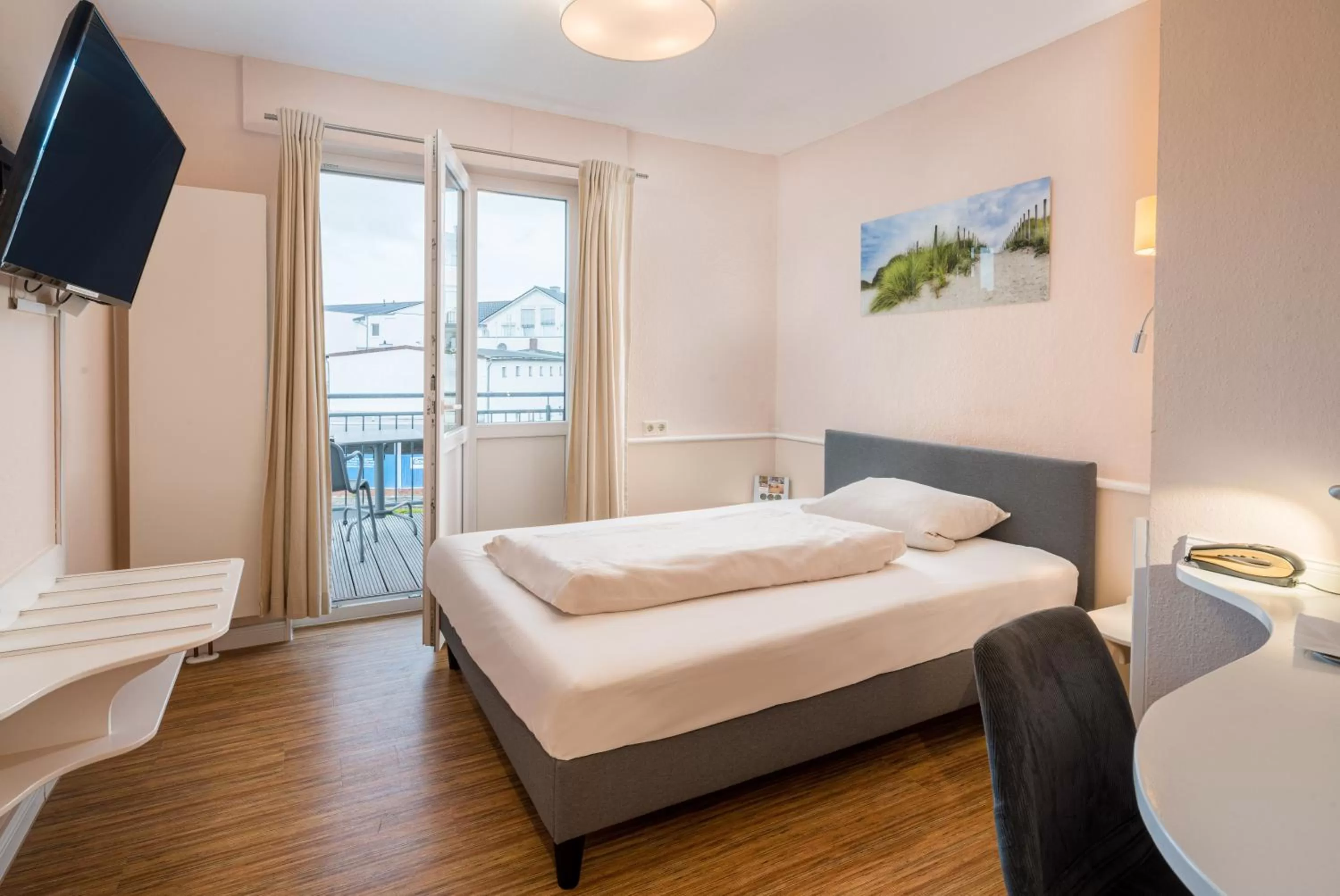 Bed in Schäfers Hotel, Self-Check-in, Cafe und Bäcker am Hotel