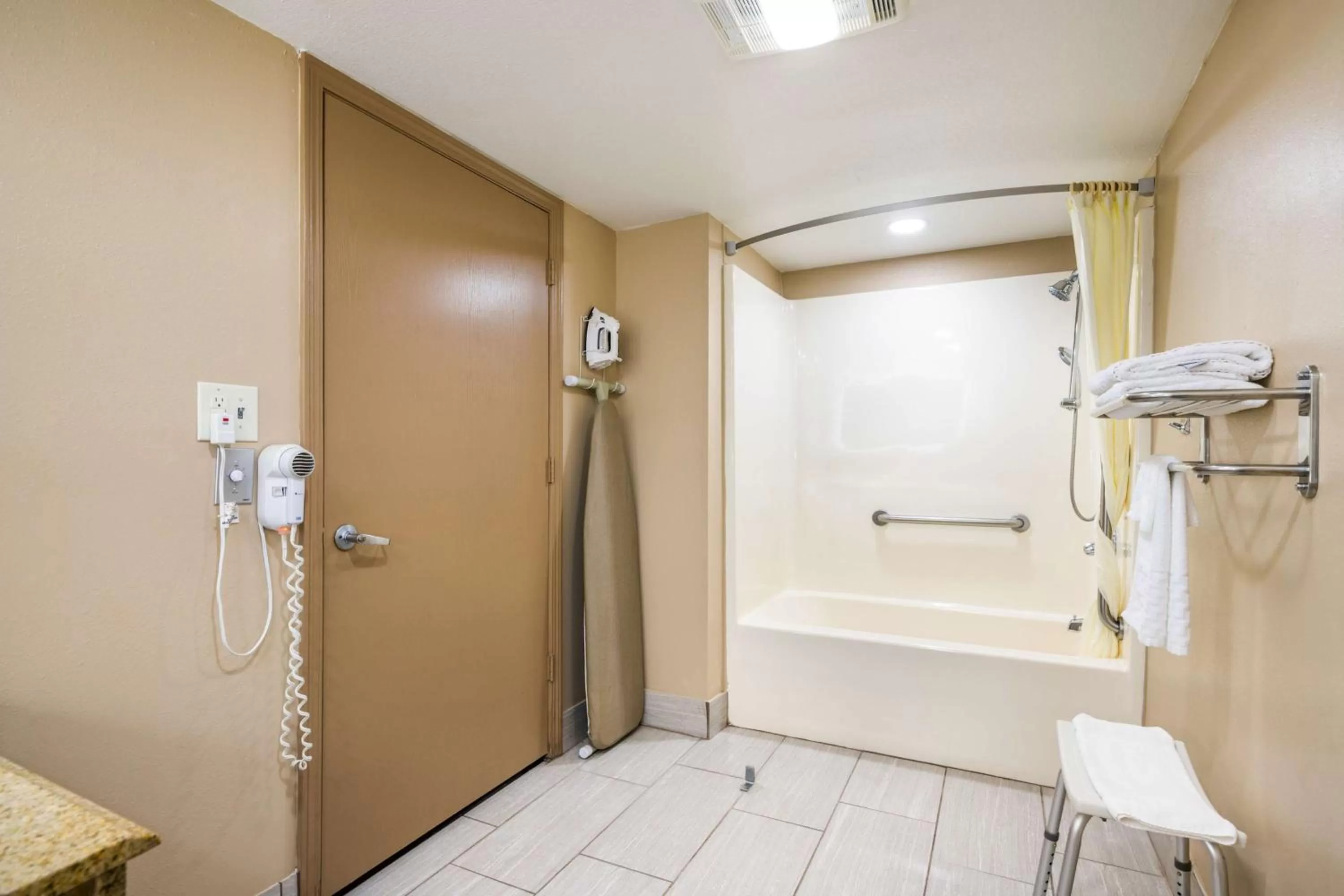 King Room - Disability Access/Non-Smoking in SureStay Plus Hotel by Best Western Poteau