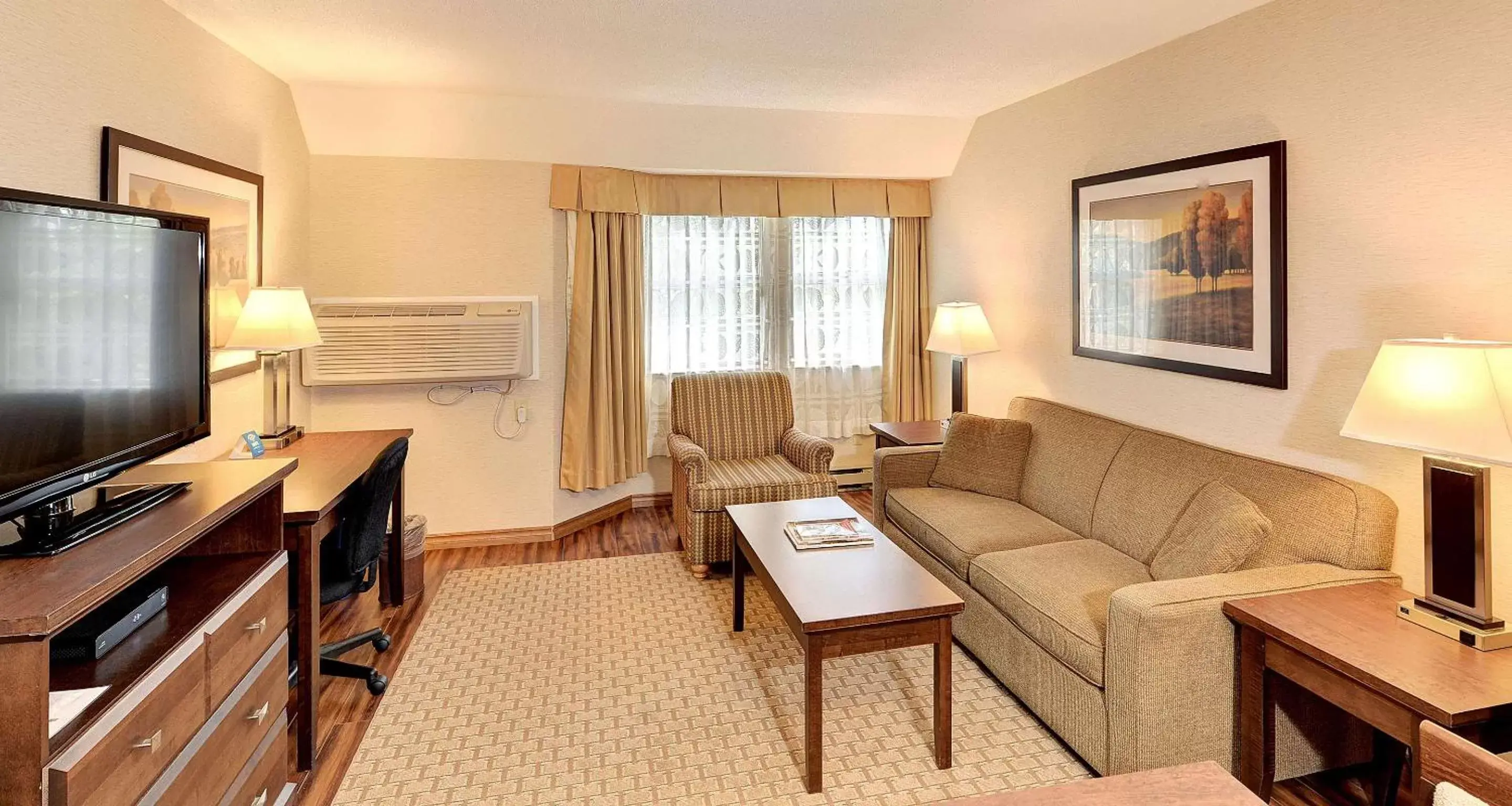 Photo of the whole room, Seating Area in Best Western Plus Emerald Isle Hotel