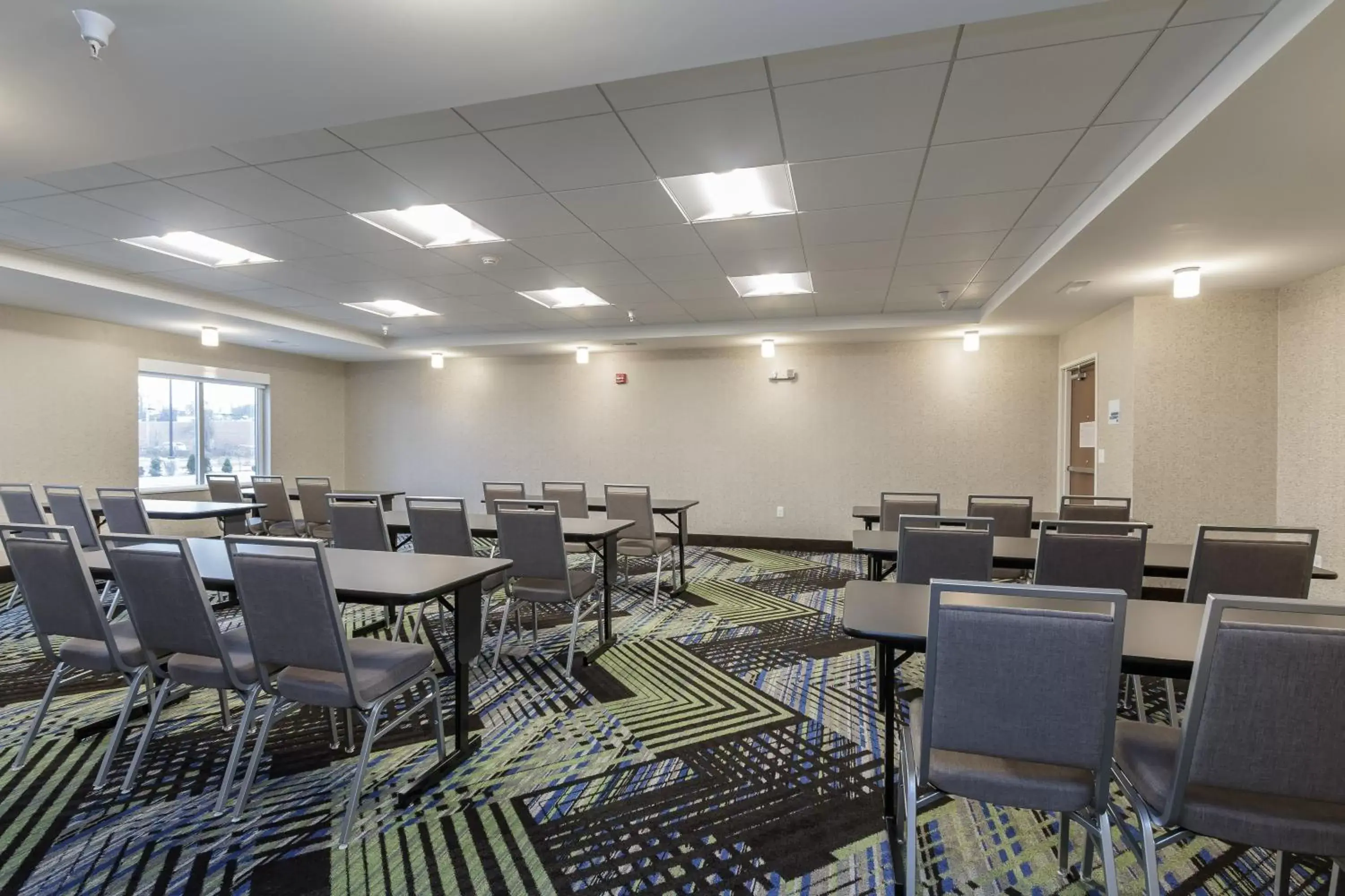 Meeting/conference room, Restaurant/Places to Eat in Holiday Inn Express & Suites- South Bend Casino, an IHG Hotel