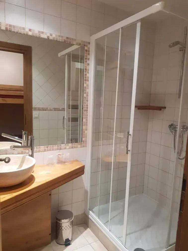 Bathroom in Hôtel Restaurant Angival - Chambres et Appartement