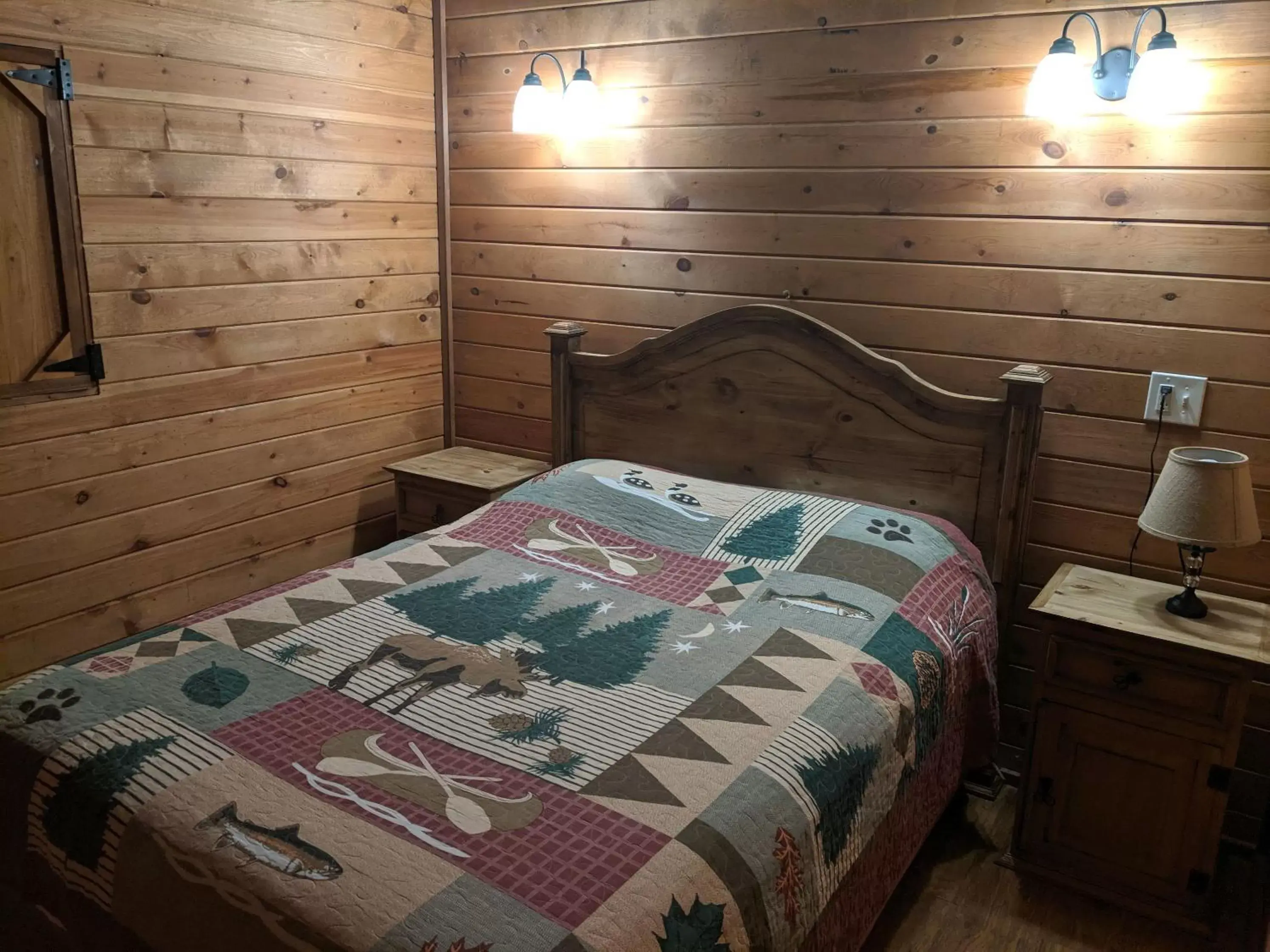Bedroom, Bed in Stateline Cabin