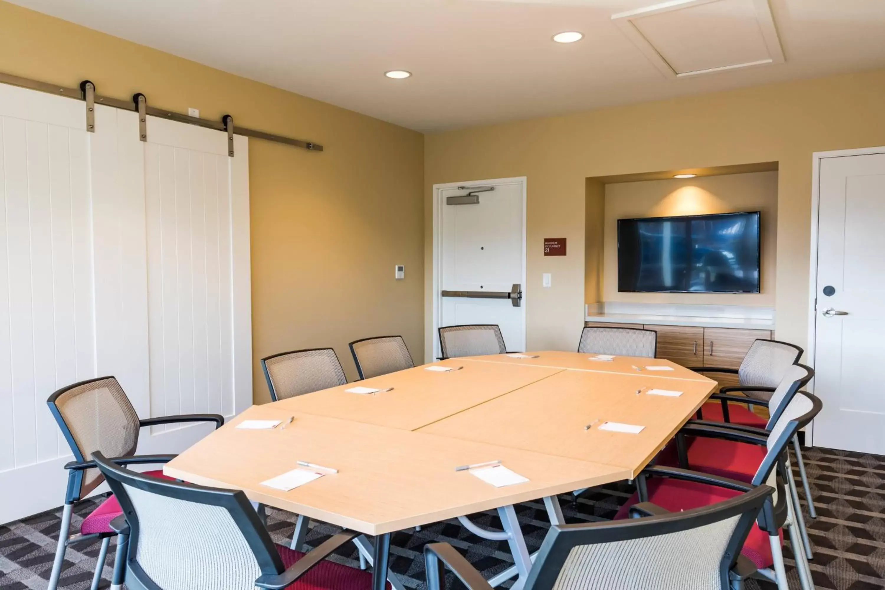 Meeting/conference room in TownePlace Suites by Marriott Portland Beaverton
