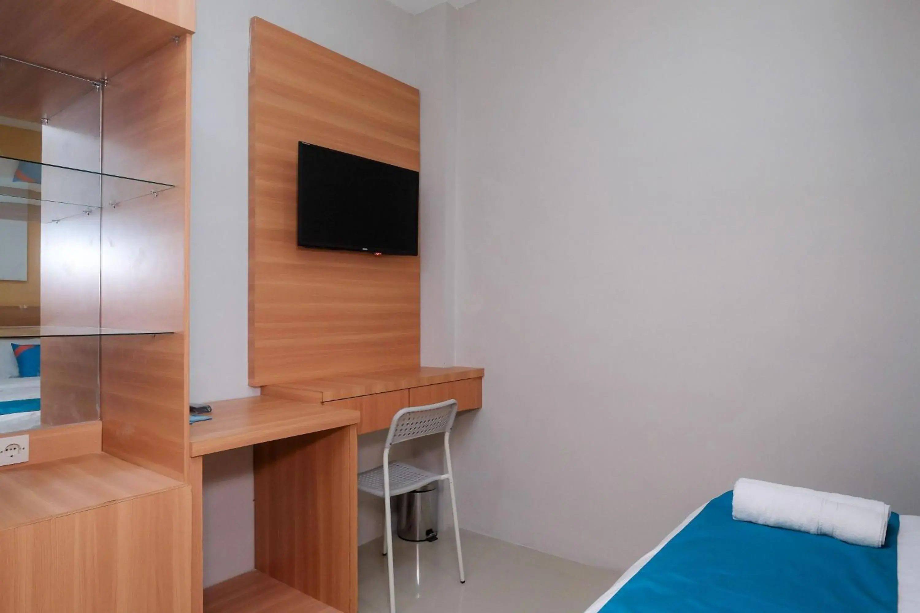 Bedroom, TV/Entertainment Center in Sans Hotel Tiga Putri Semarang