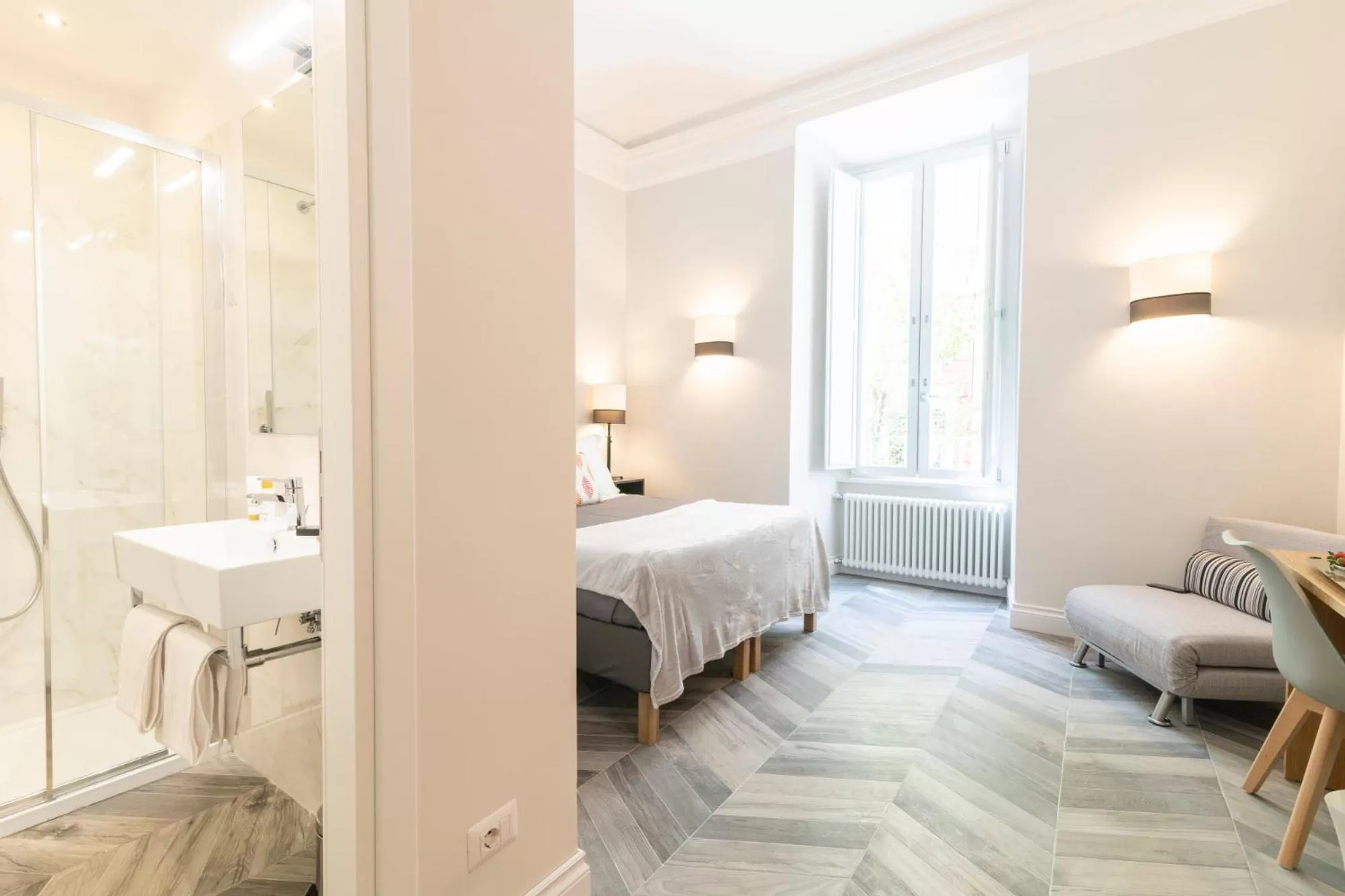 Photo of the whole room, Bed in Eccelso Hotel