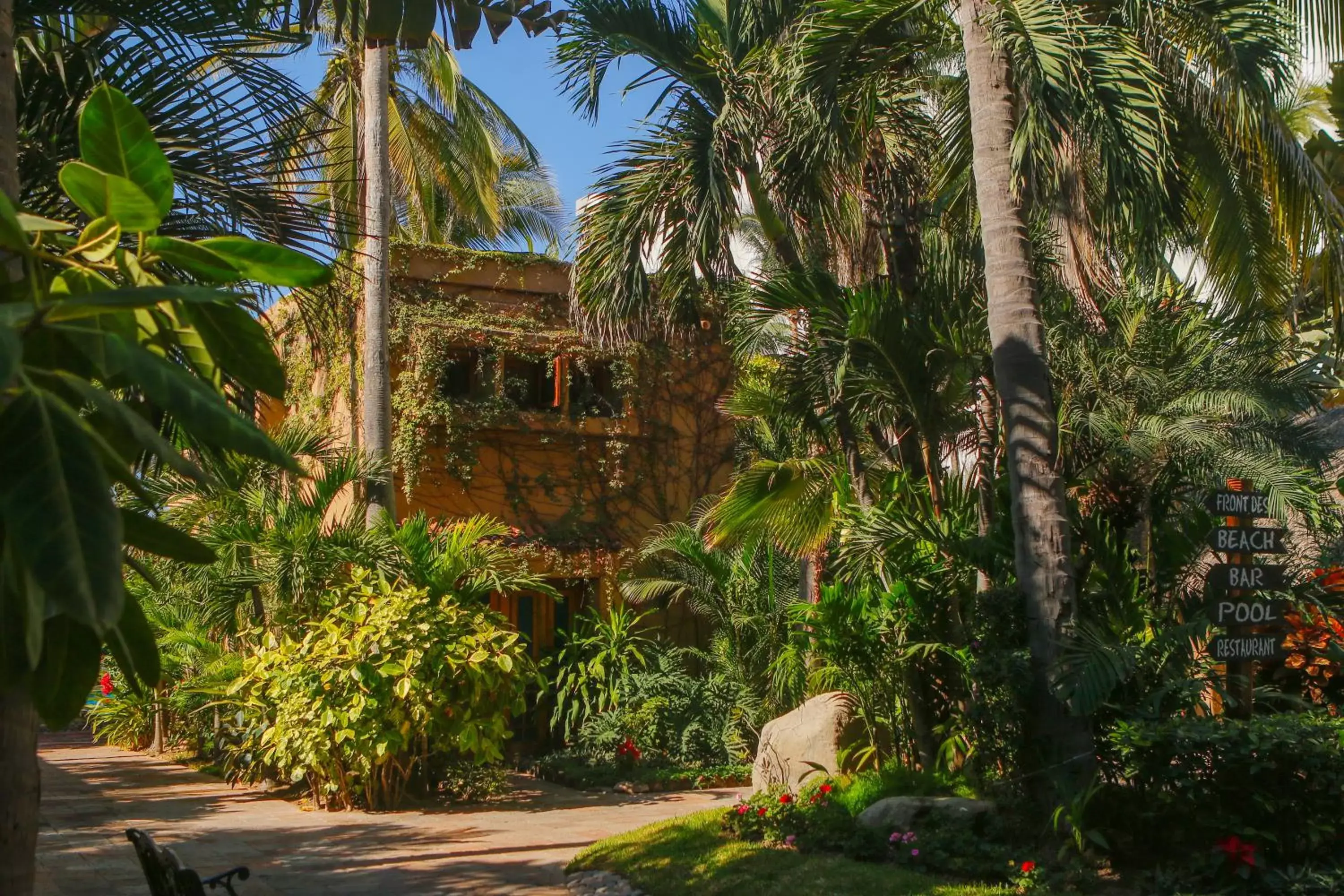 Garden in Villas El Rancho Green Resort