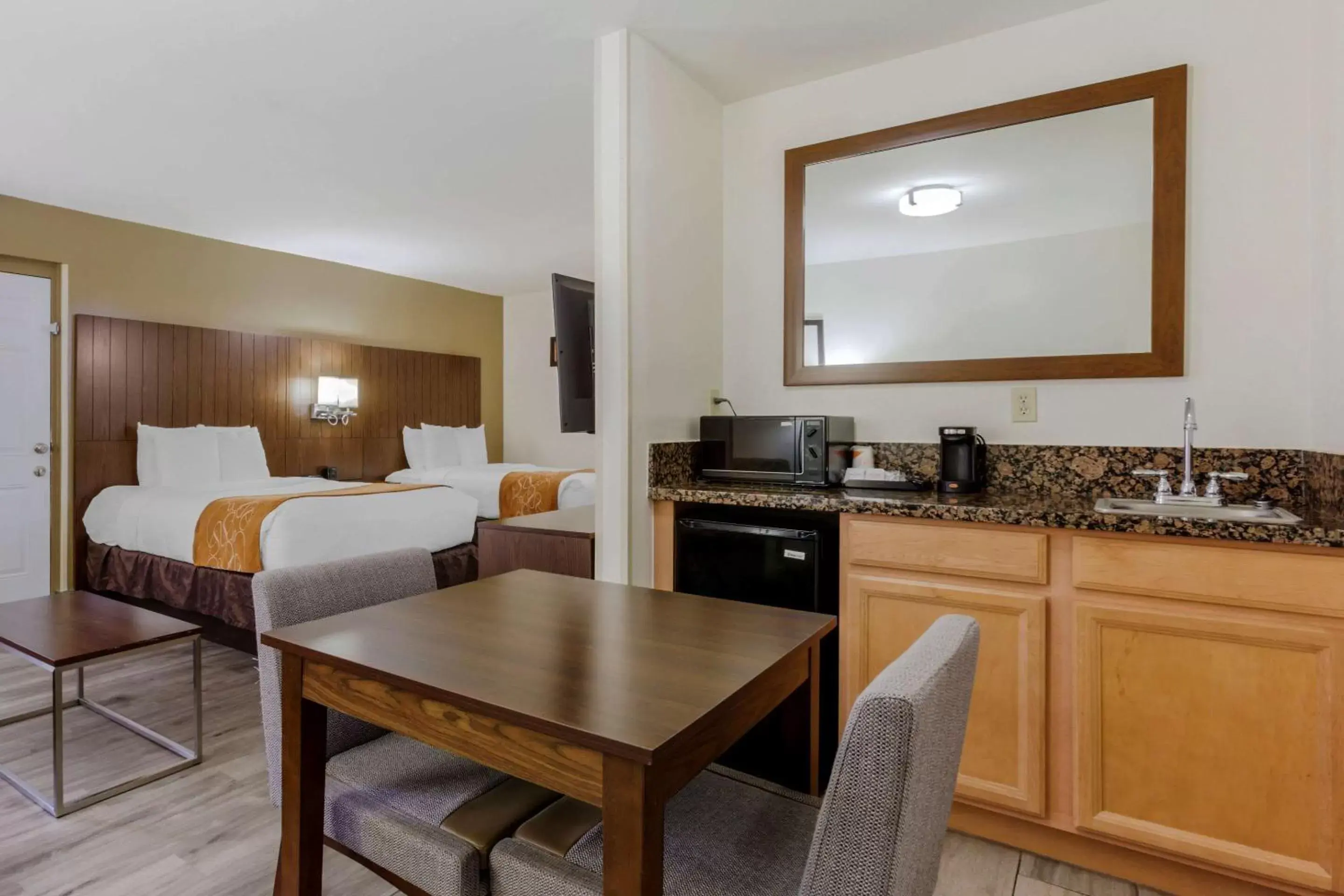 Bedroom in Comfort Suites At Sabino Canyon