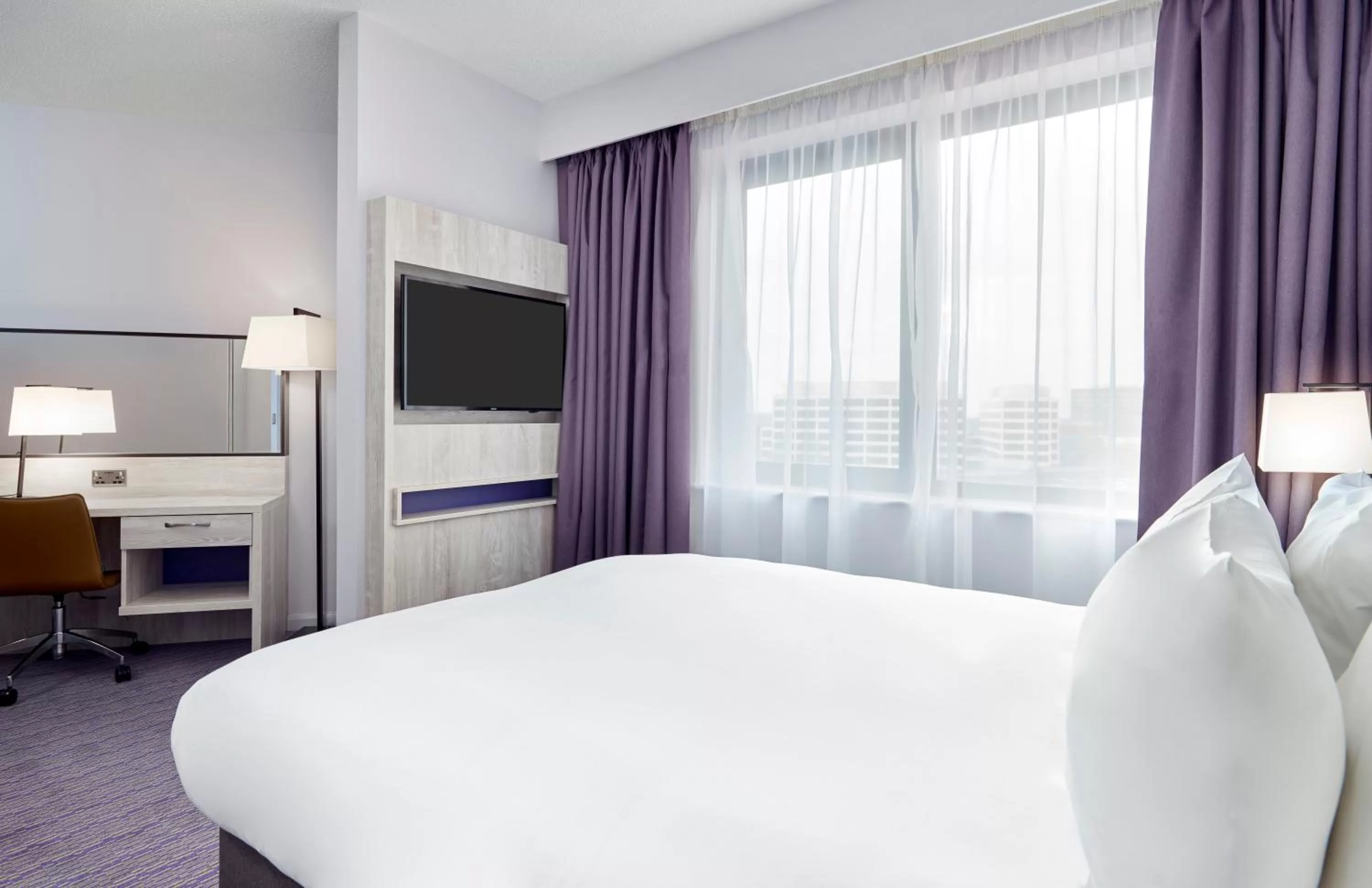 Bedroom, Bed in Leonardo Hotel Swindon