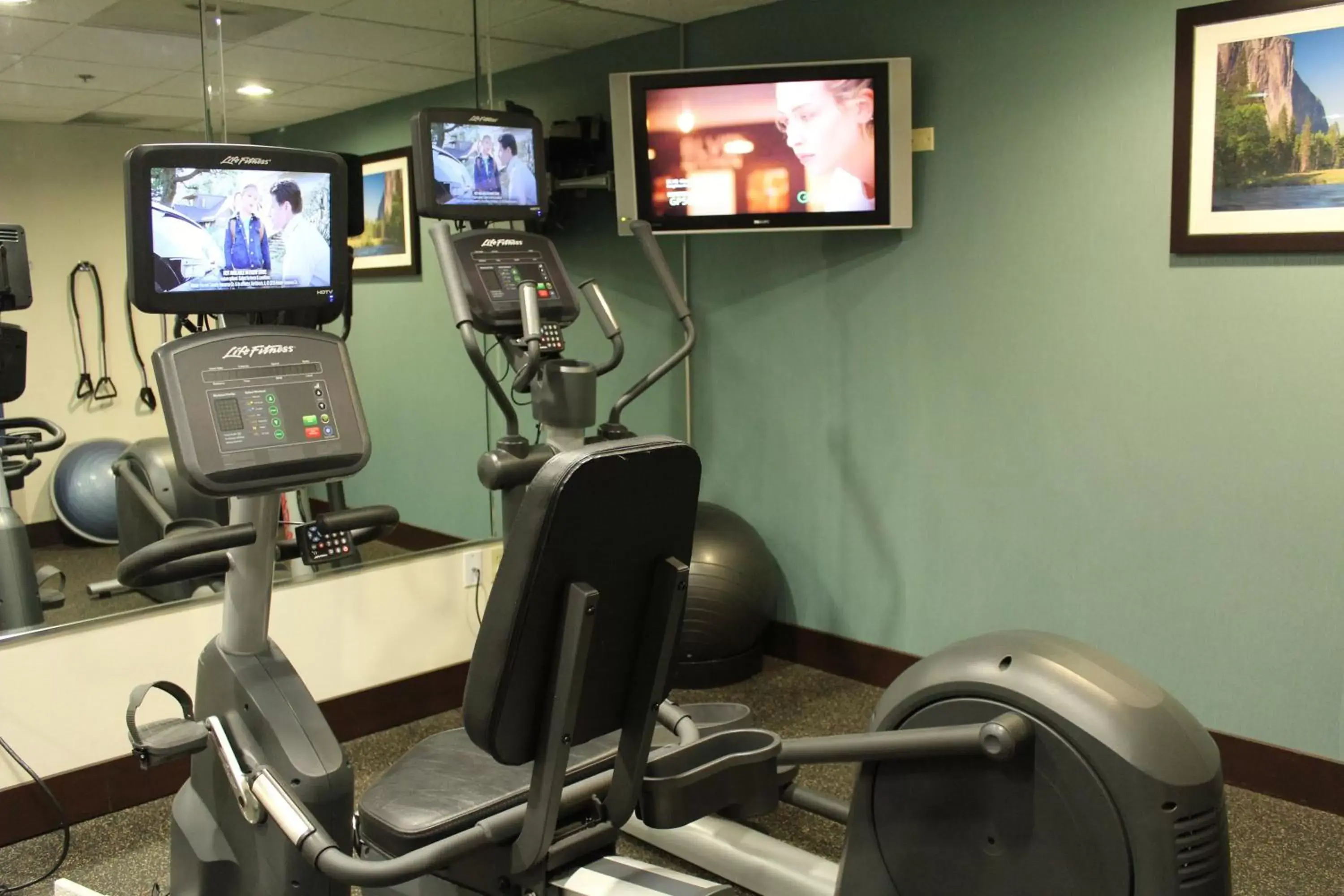 Fitness centre/facilities, Fitness Center/Facilities in Holiday Inn Express Fresno River Park Highway 41, an IHG Hotel