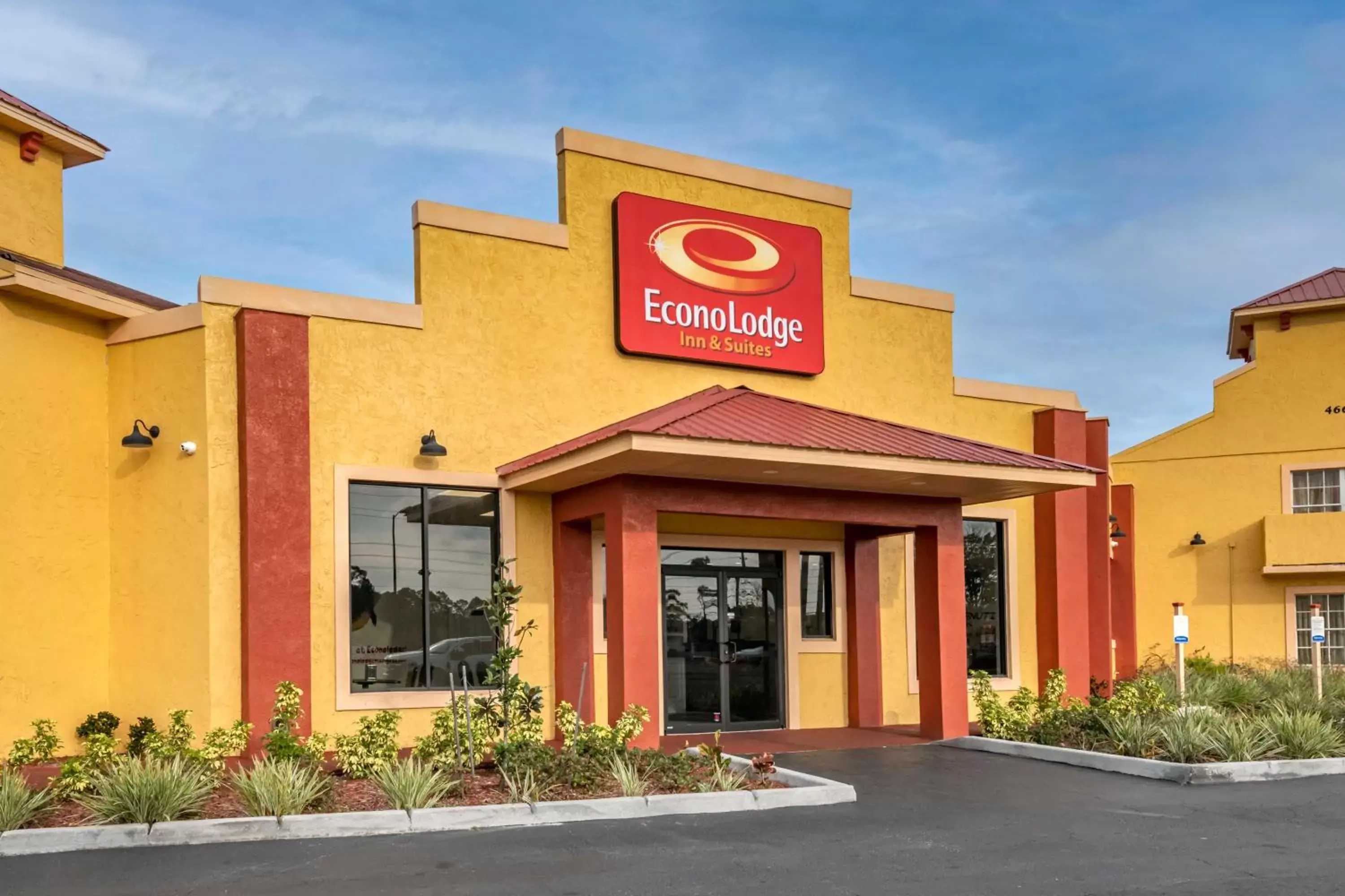 Facade/entrance in Econo Lodge Inn & Suites Maingate Central