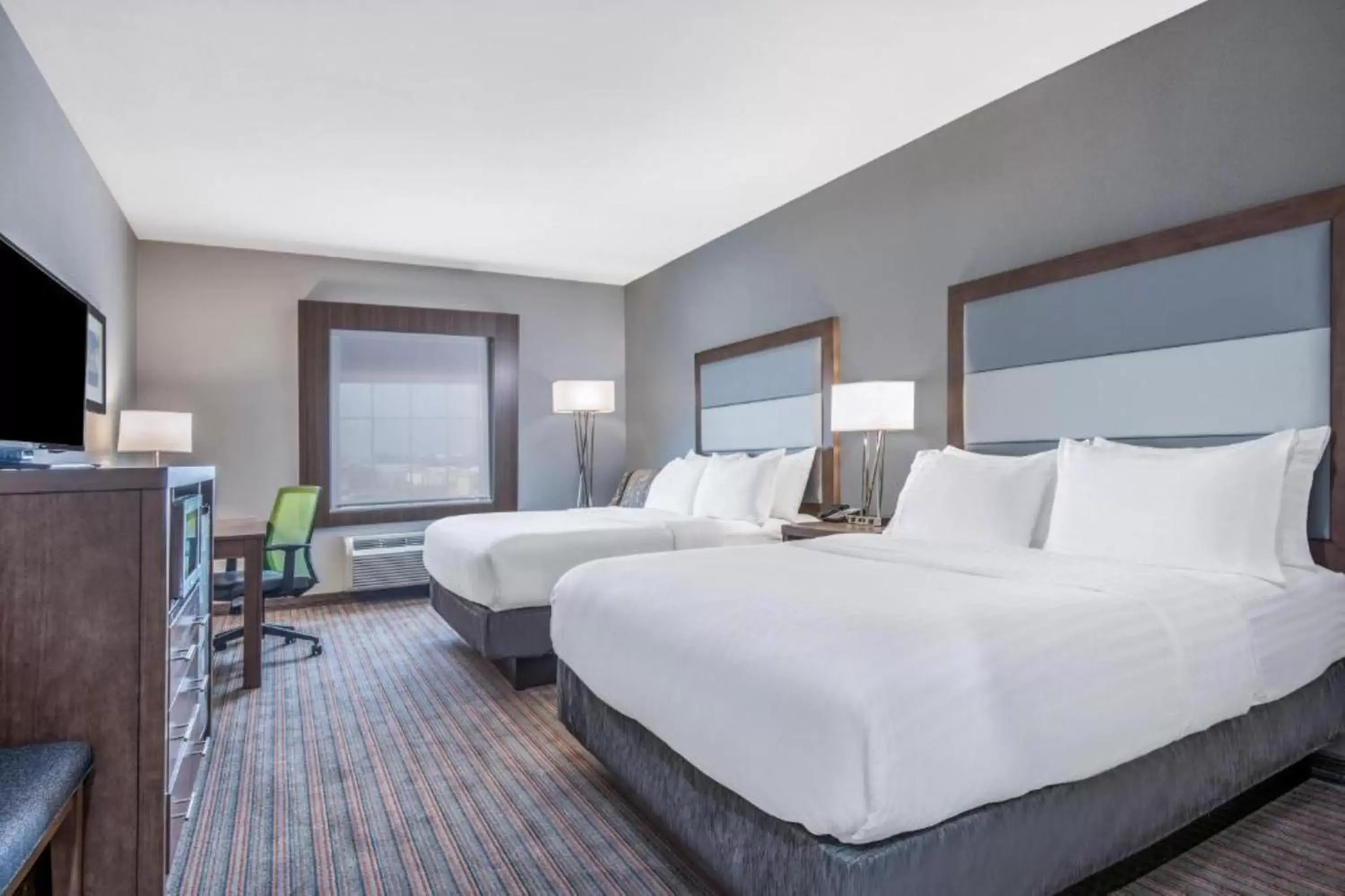 Bed in Holiday Inn Express & Suites Stillwater - University Area, an IHG Hotel