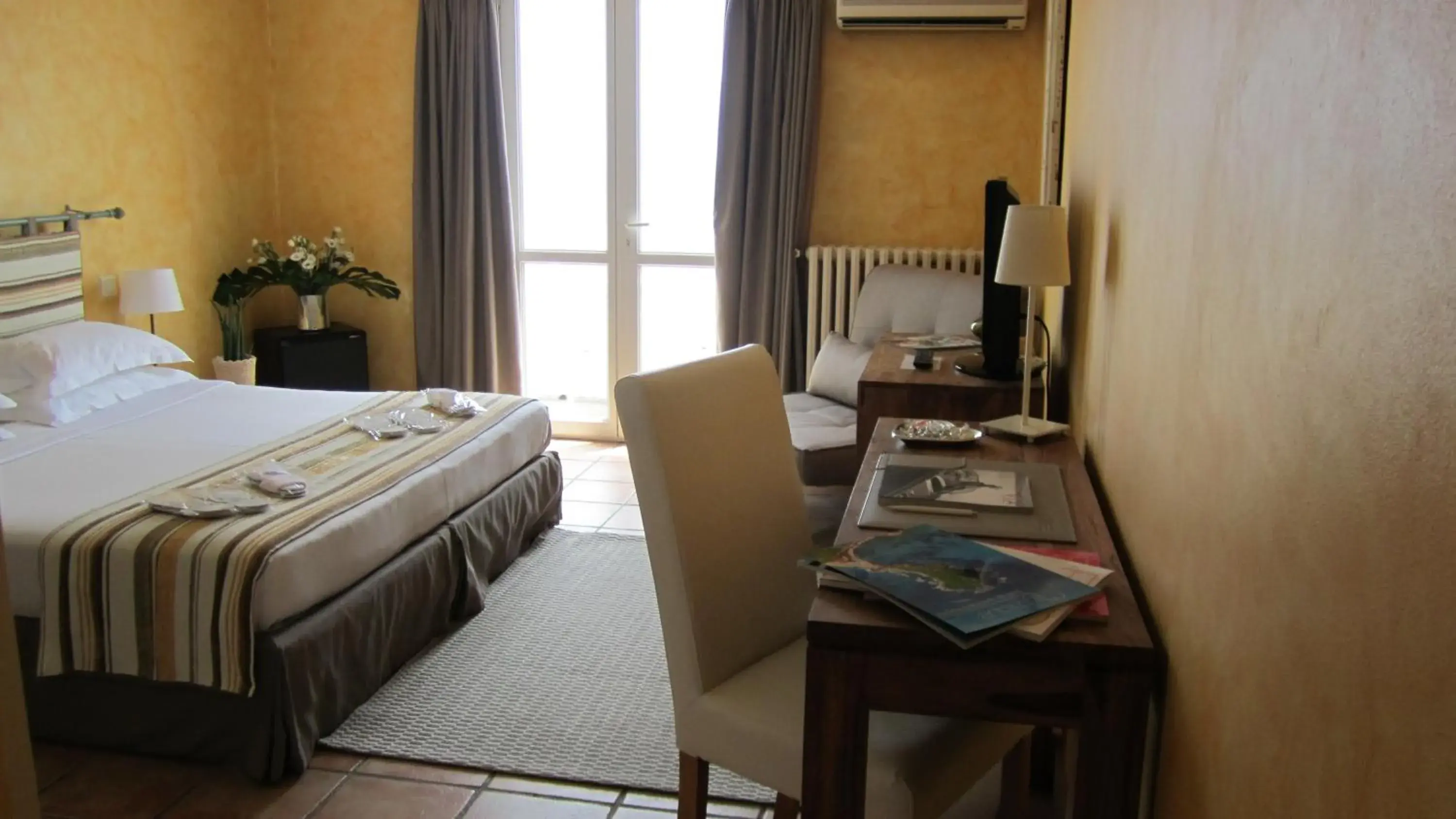 Bedroom in La Belle Aurore - Les Collectionneurs