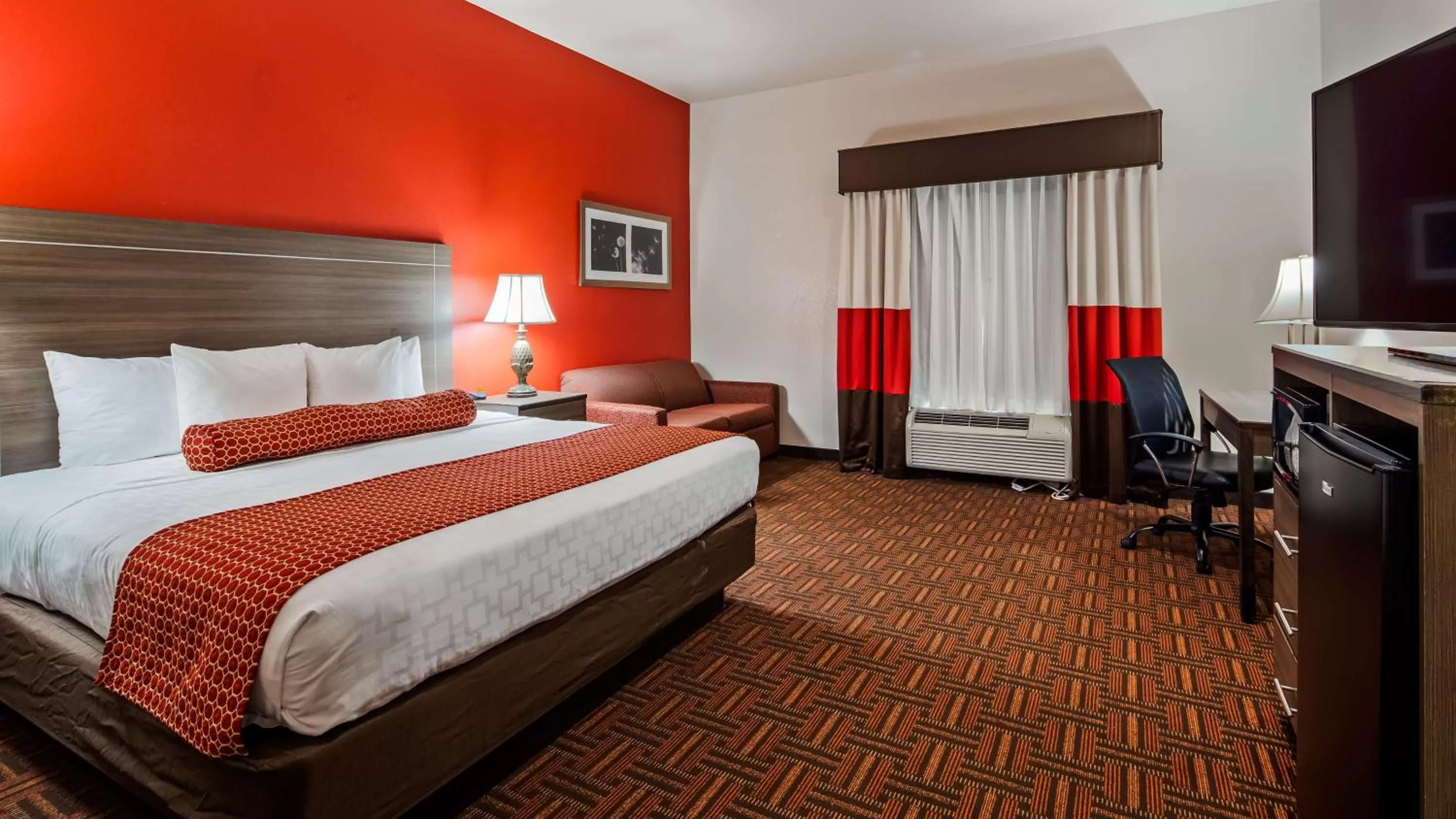 Photo of the whole room, Bed in Best Western PLUS Memorial Inn