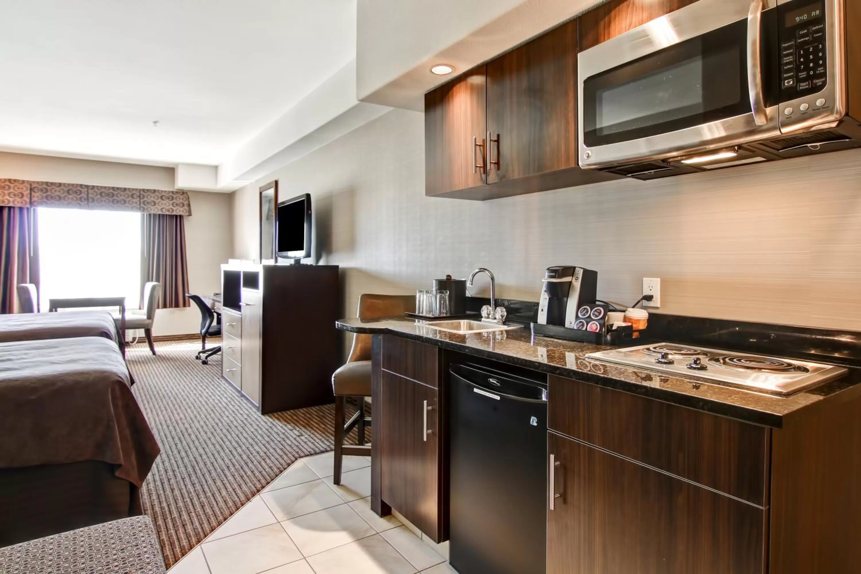 Kitchen or kitchenette, Bed in Canalta Hotel Shaunavon