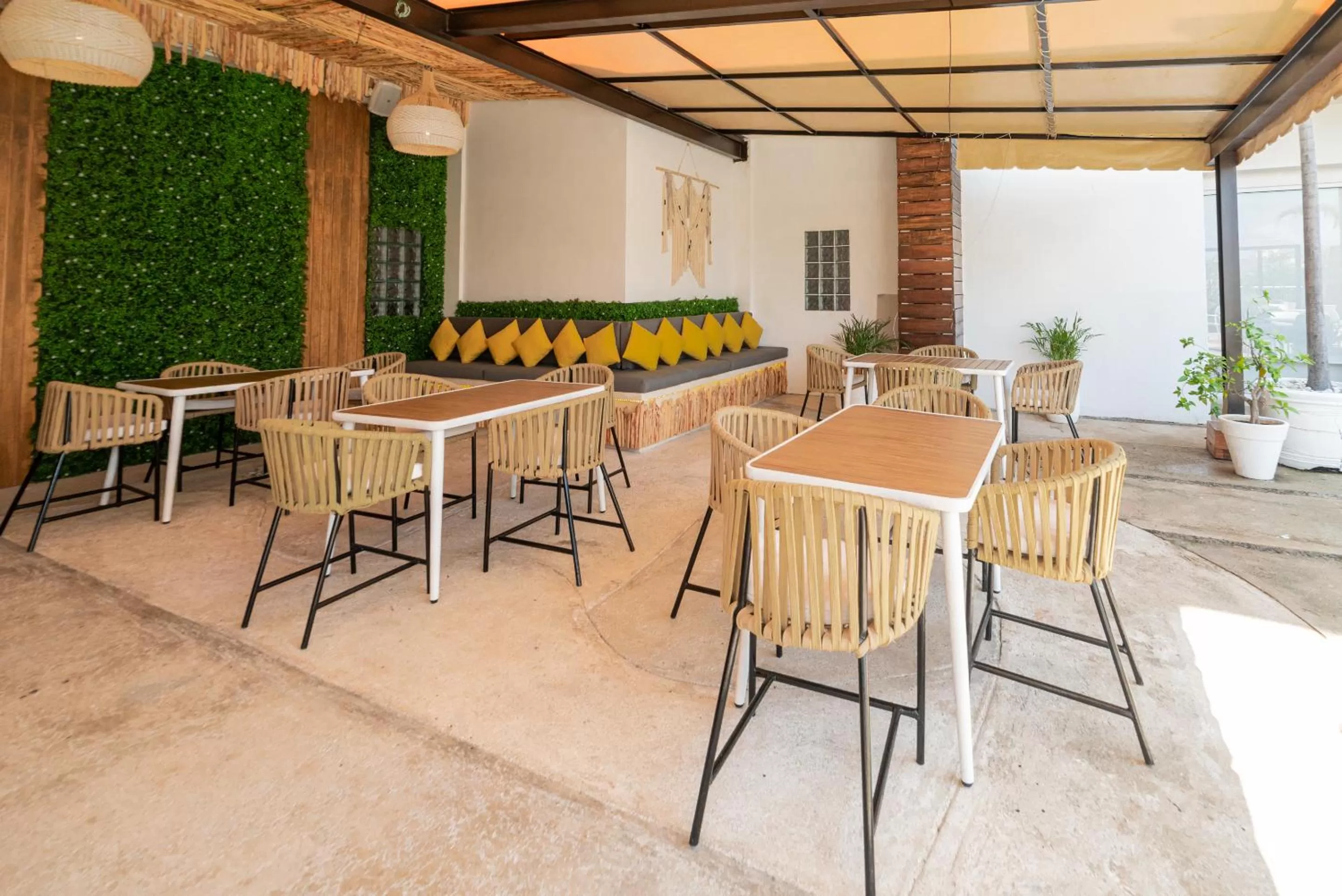 Restaurant/Places to Eat in Hotel Cache