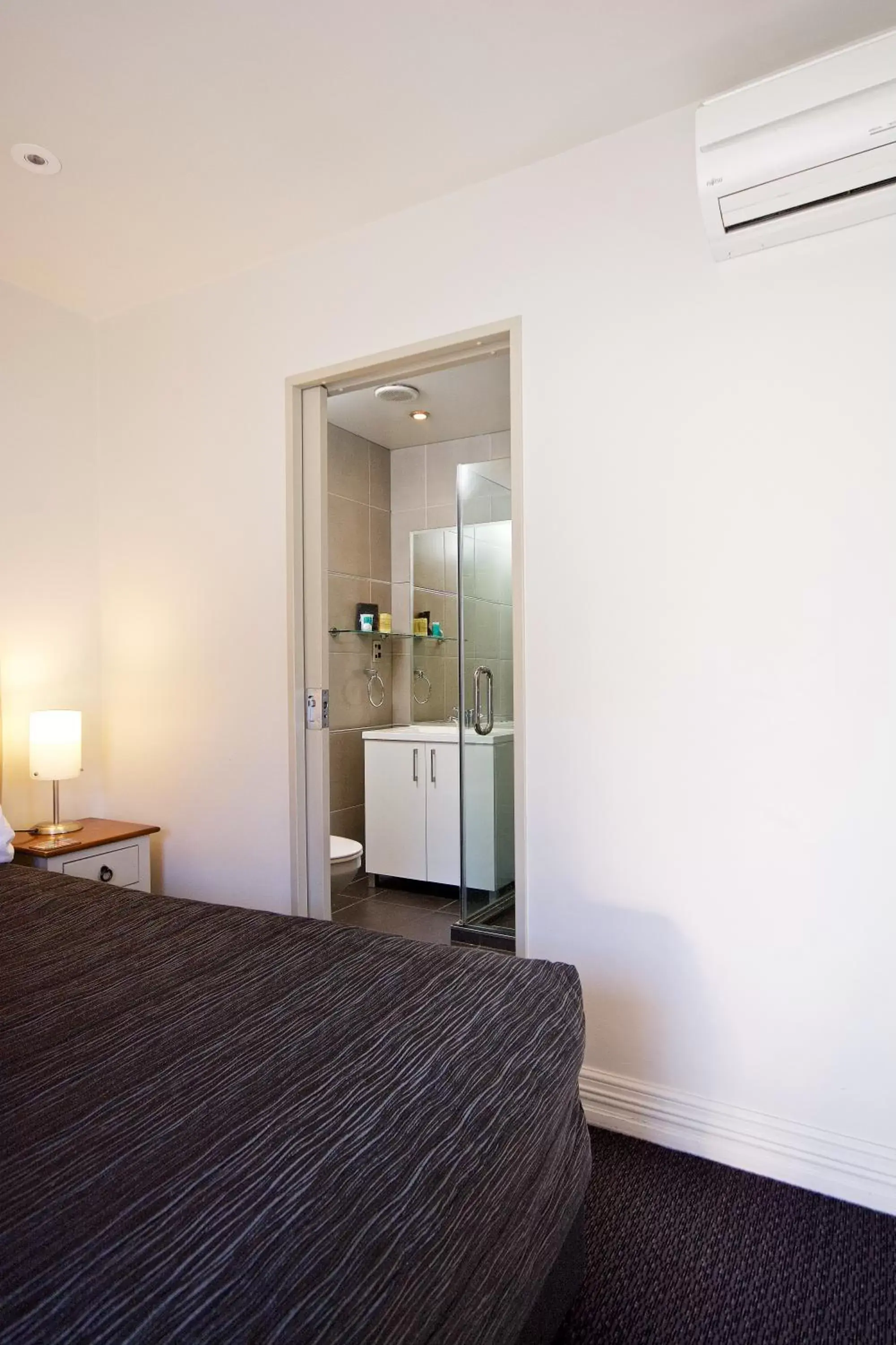 Bathroom, Bed in Autoline Queenstown Motel