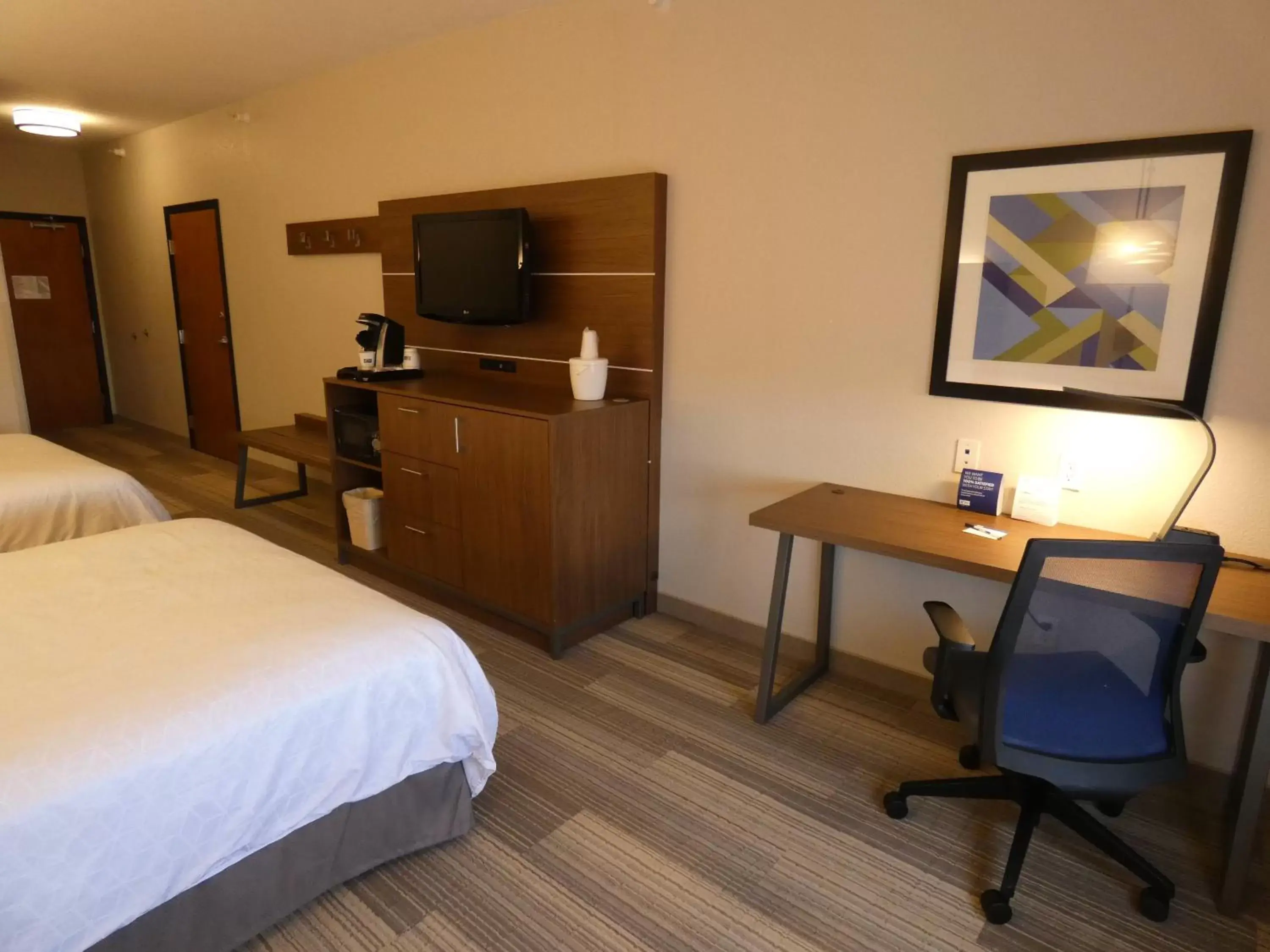 Bedroom, TV/Entertainment Center in Holiday Inn Express Hotel & Suites Limon I-70/Exit 359, an IHG Hotel