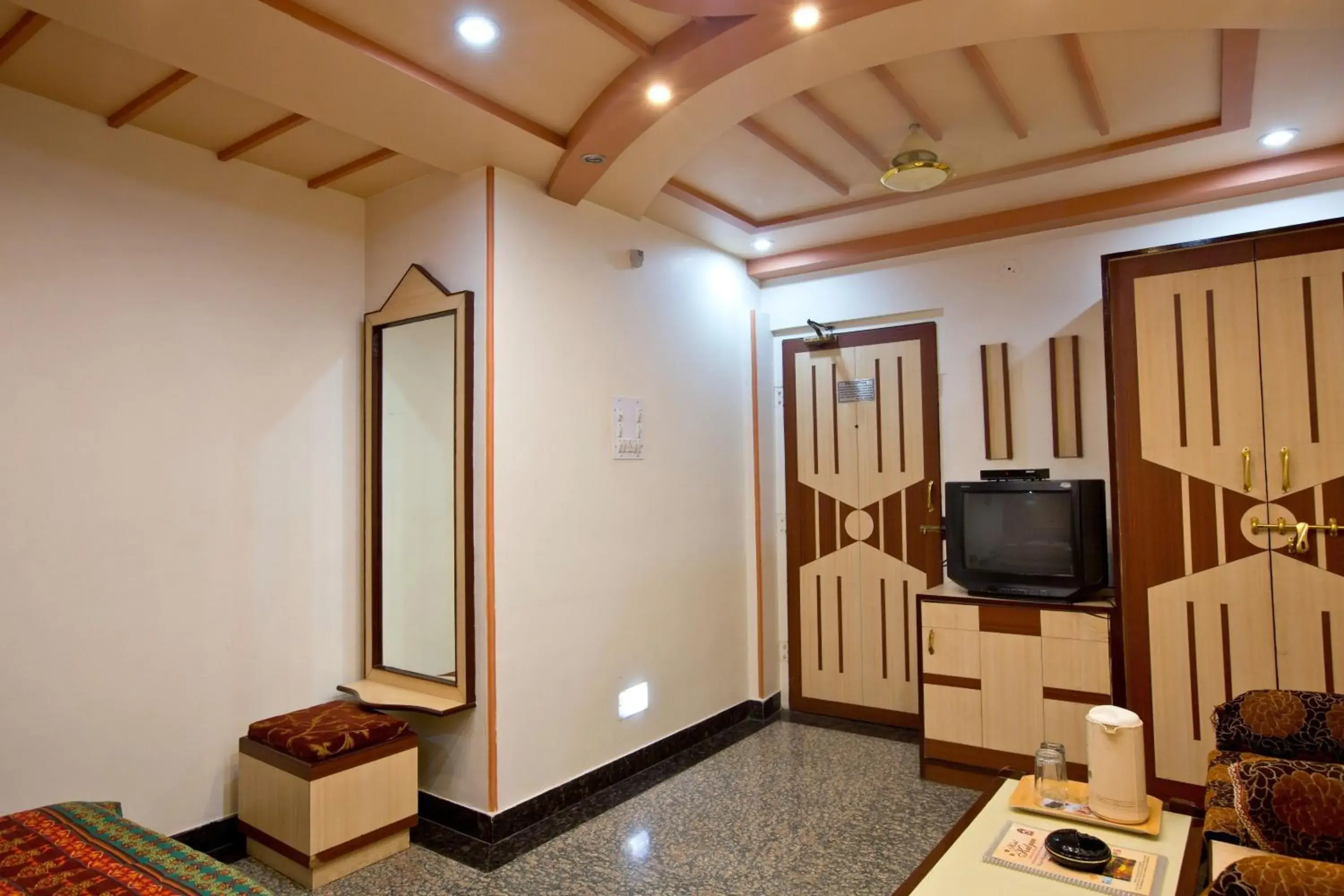 Bed, TV/Entertainment Center in Hotel Kalyan