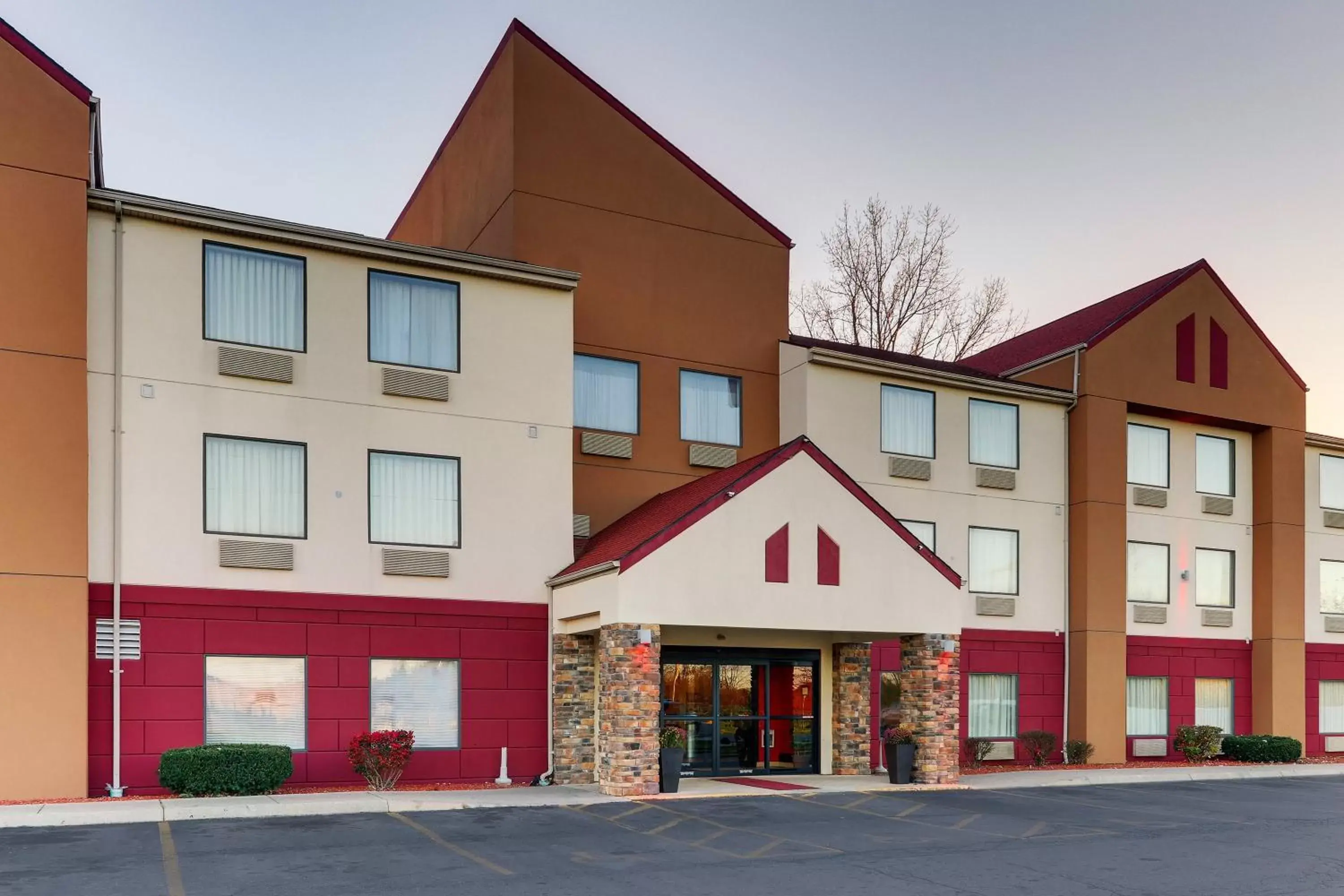 Property Building in Red Roof Inn Springfield, OH