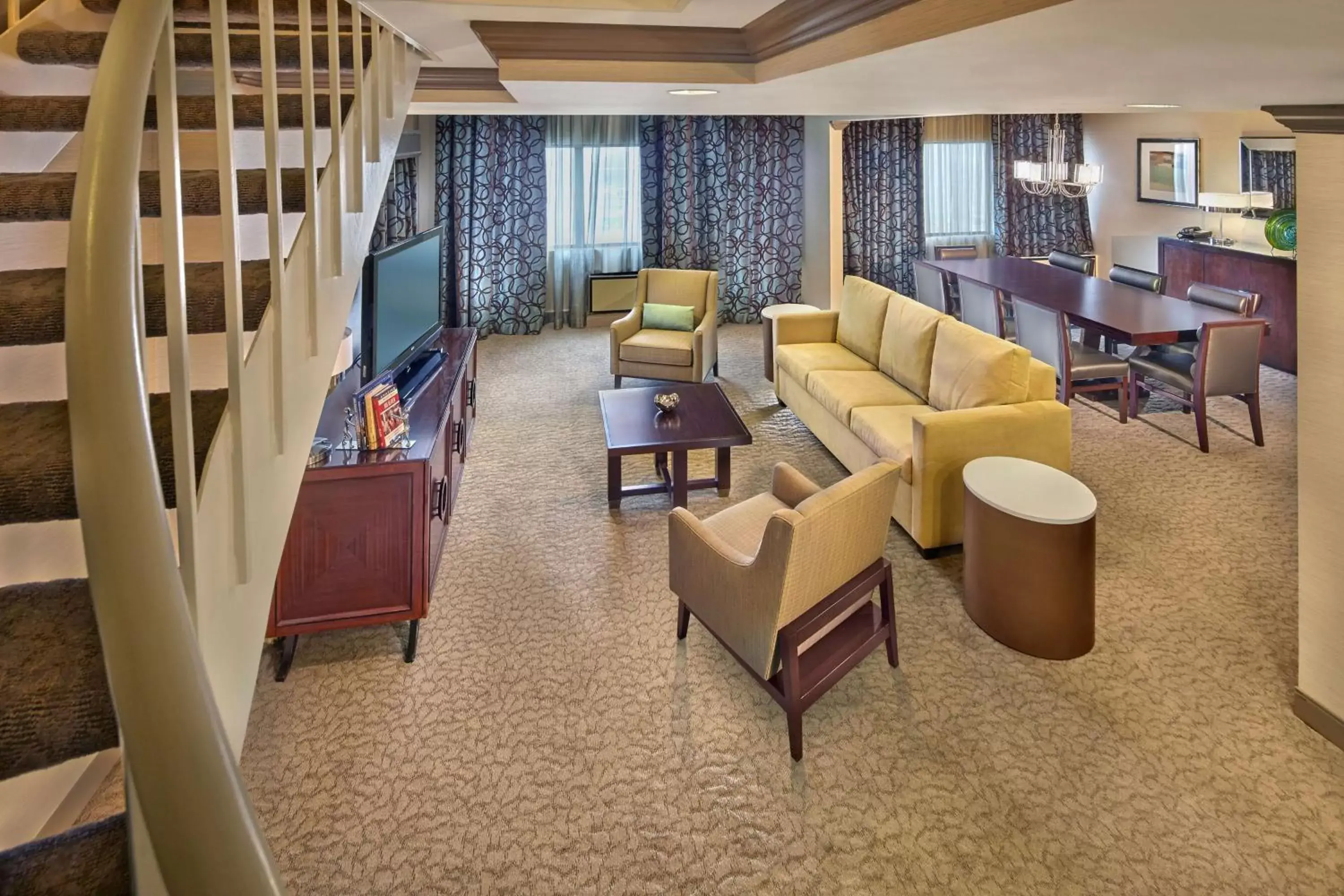 Living room in DoubleTree by Hilton Little Rock