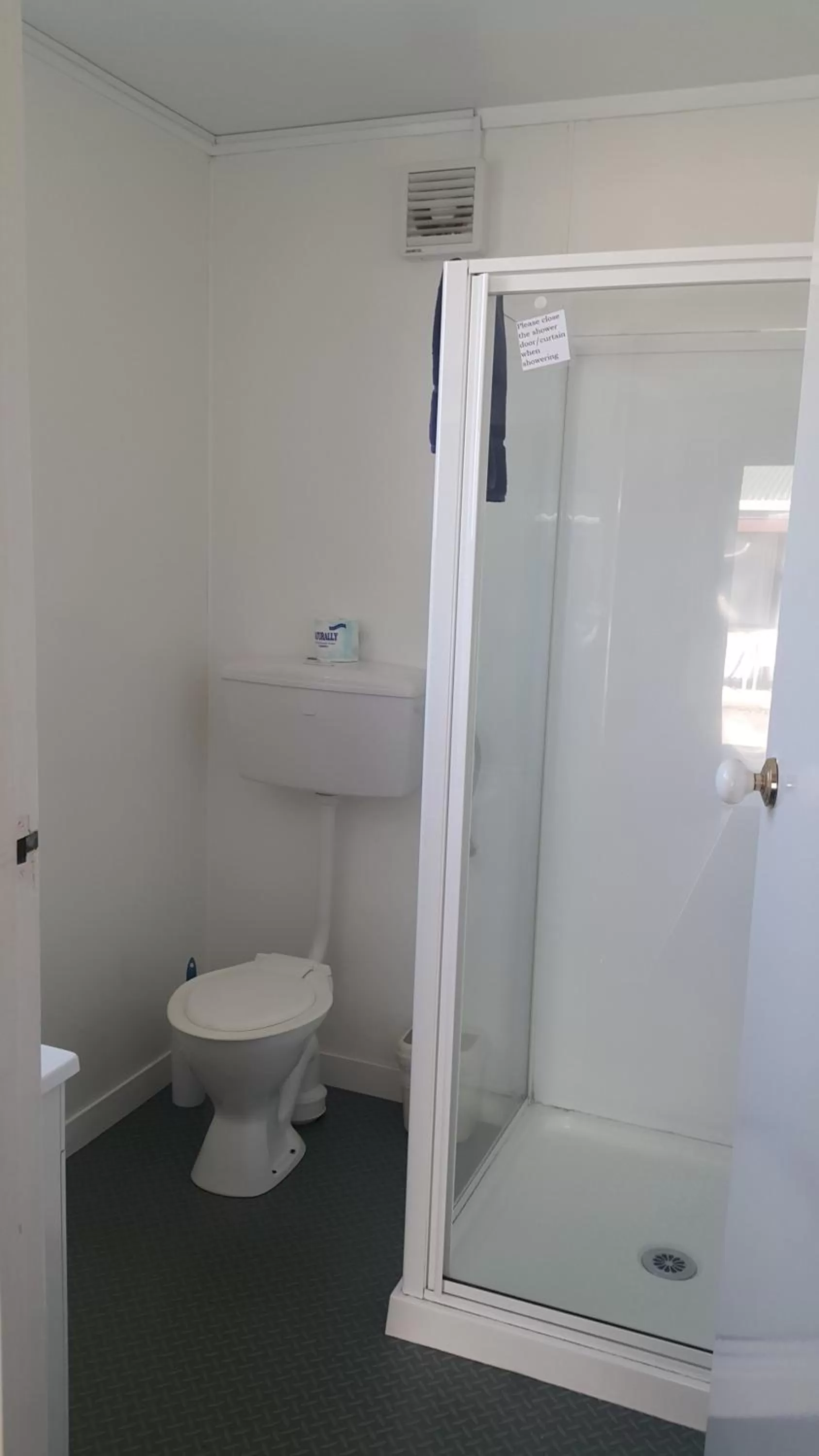 Bathroom in Camellia Court Family Motel