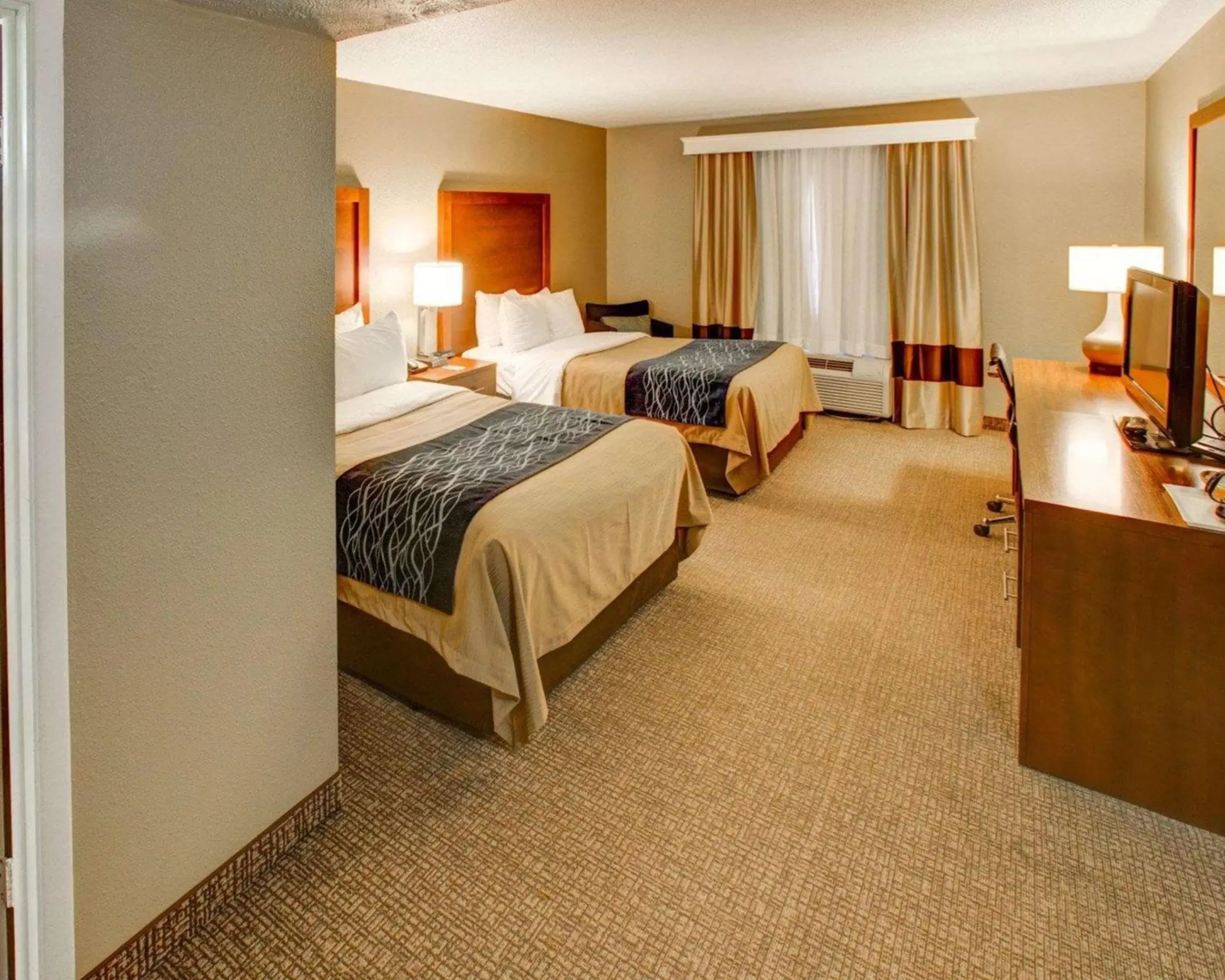 Photo of the whole room, Bed in Comfort Inn Conference Center Pittsburgh