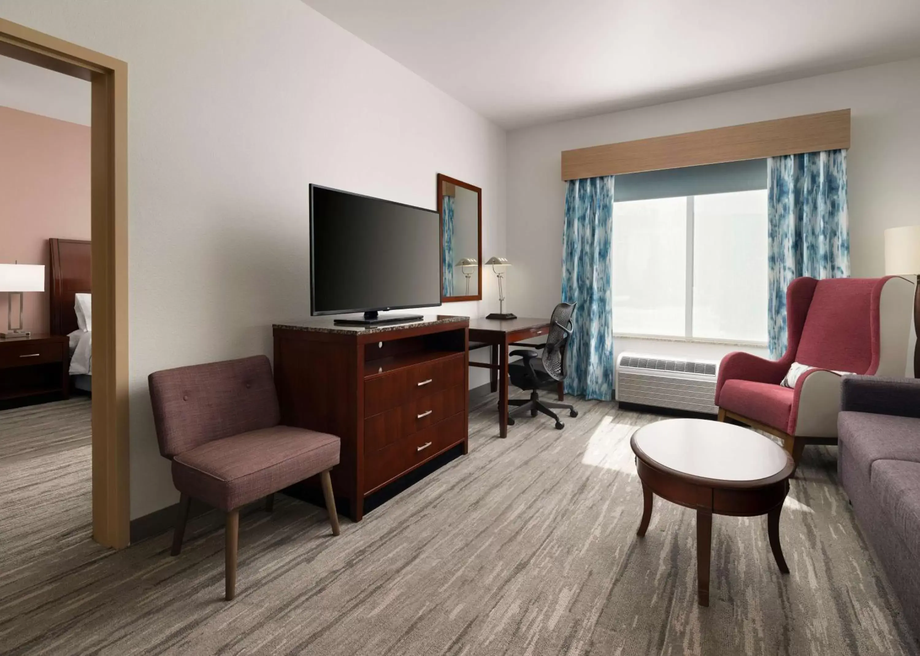 Bedroom, TV/Entertainment Center in Hilton Garden Inn Ann Arbor